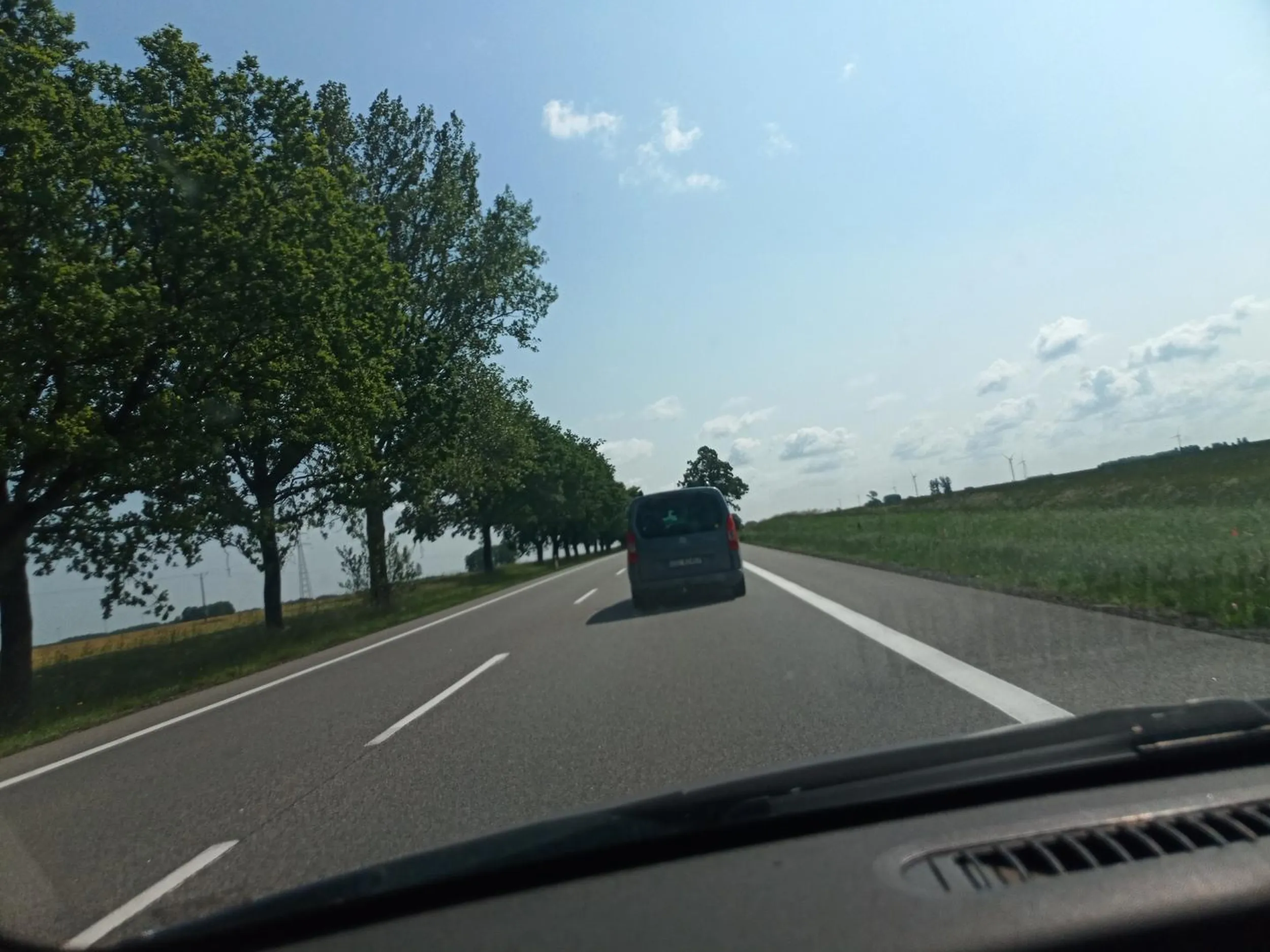 Wyprzedzanie na czołówkę z ciężarówką? Gość odklejony, ciekawe czy pasażerka wsiądzie następny raz ??