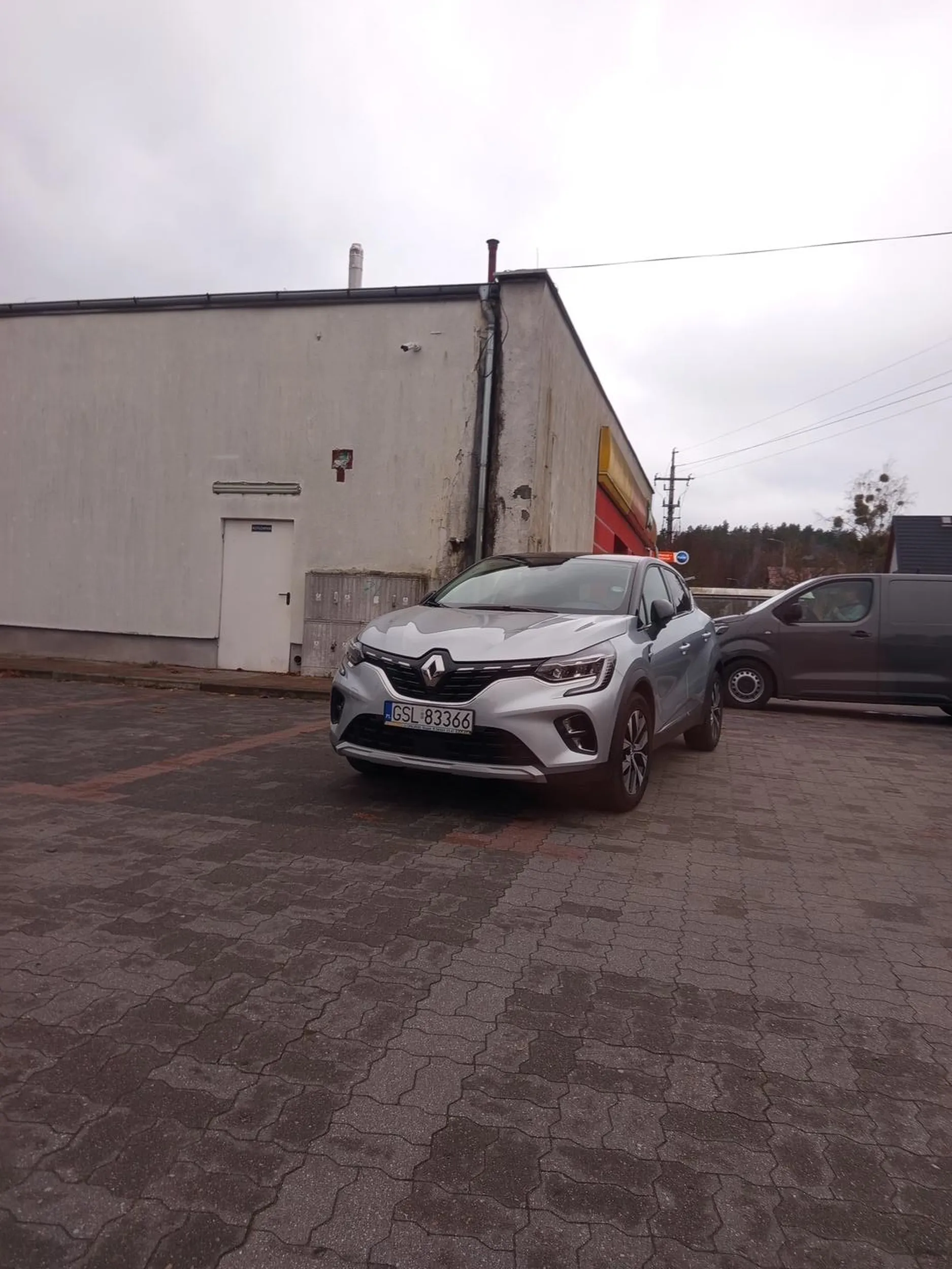 I przez takich ludzi nie ma miejsc na parkingu , niby pusto a parkują jak chcą