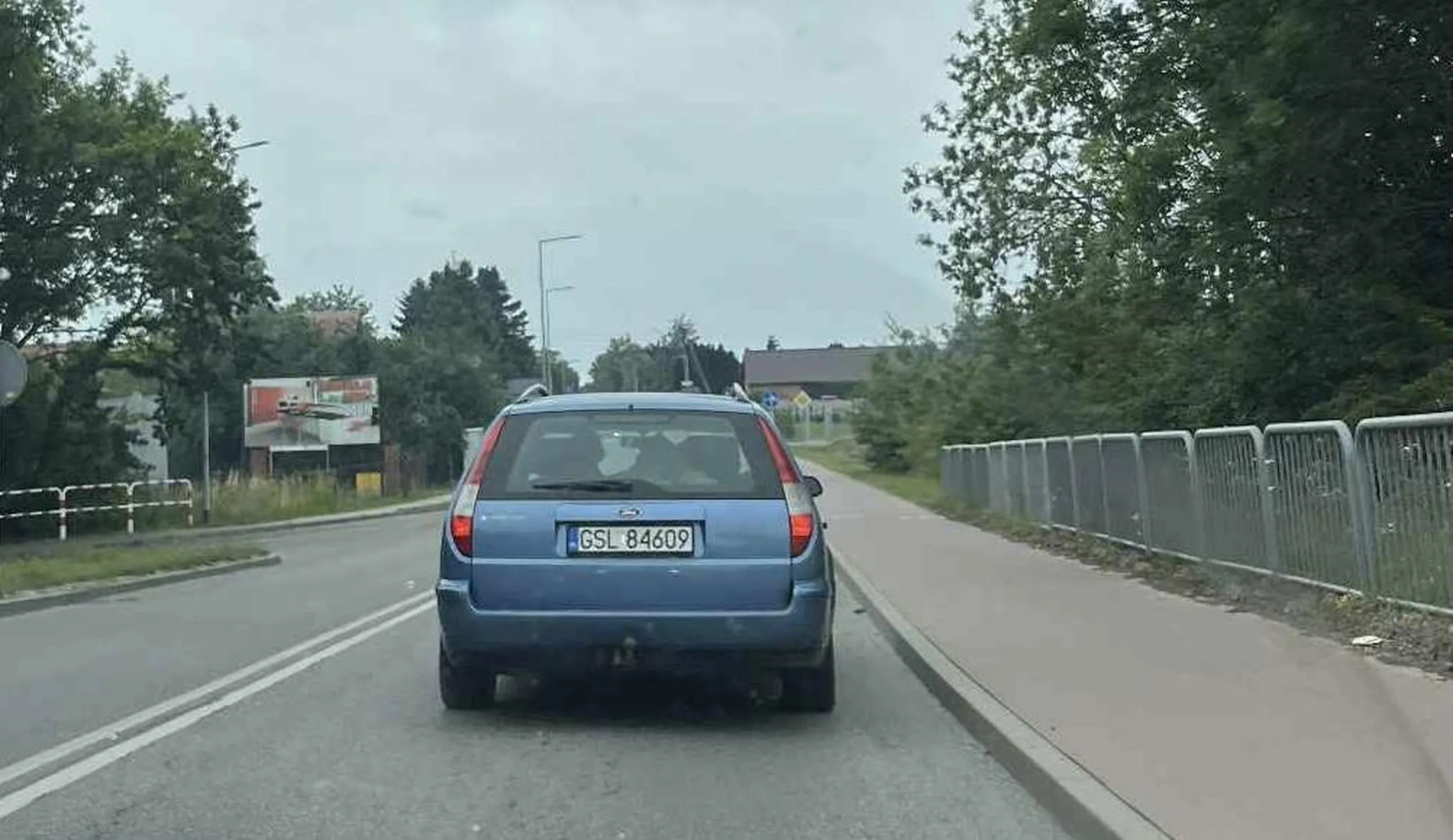 mądrala przy jakimkolwiek skręcie hamuje z 50 do 20, ograniczenie do 90 a ten jedzie 40/50 i nie daje sie wyprzedzac, prawko wygrane w chipsach