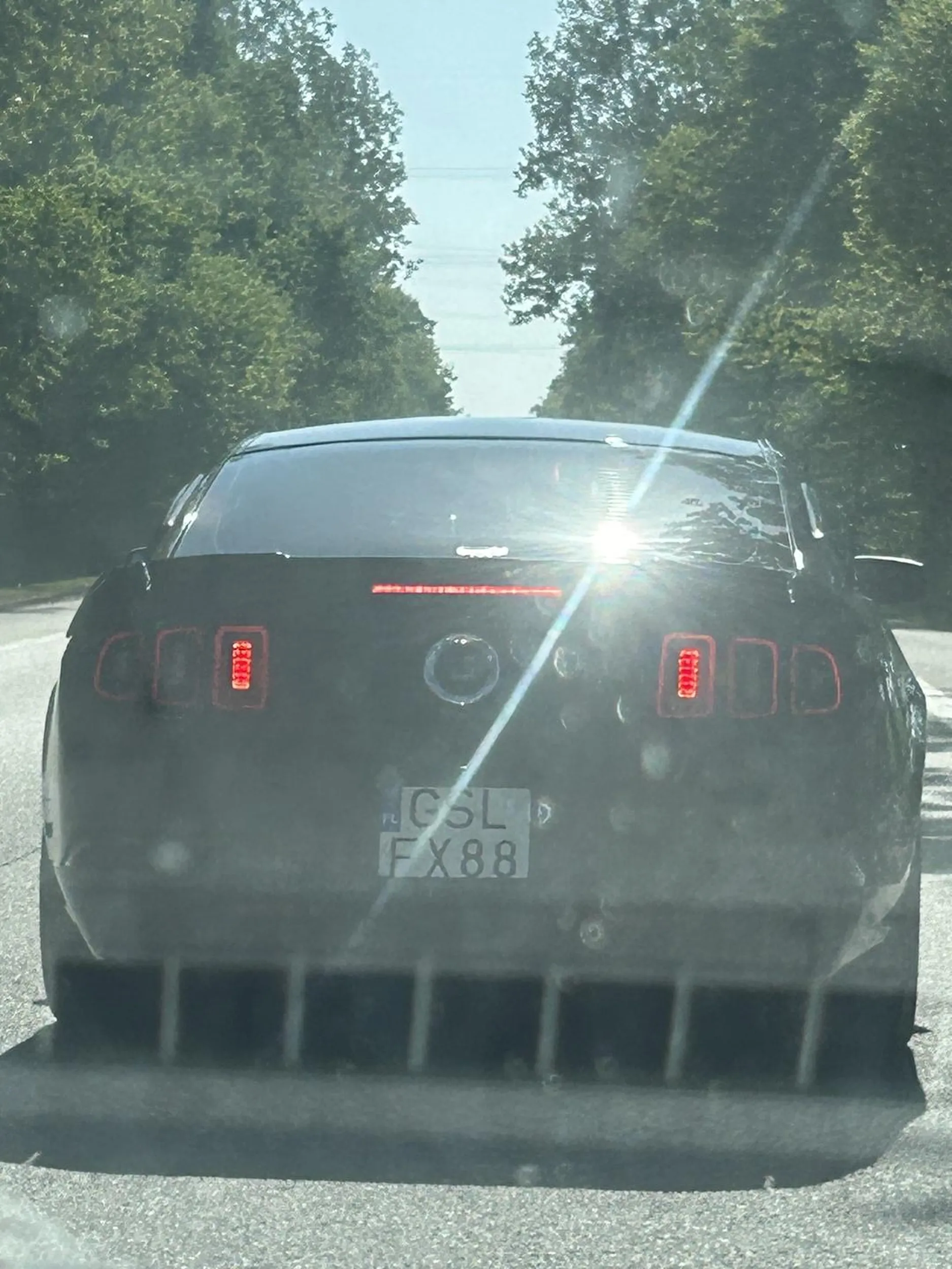 Kura bez wyobraźni. Spycha ludzi na drodze bo mu się spieszy i wyprzedza na chama