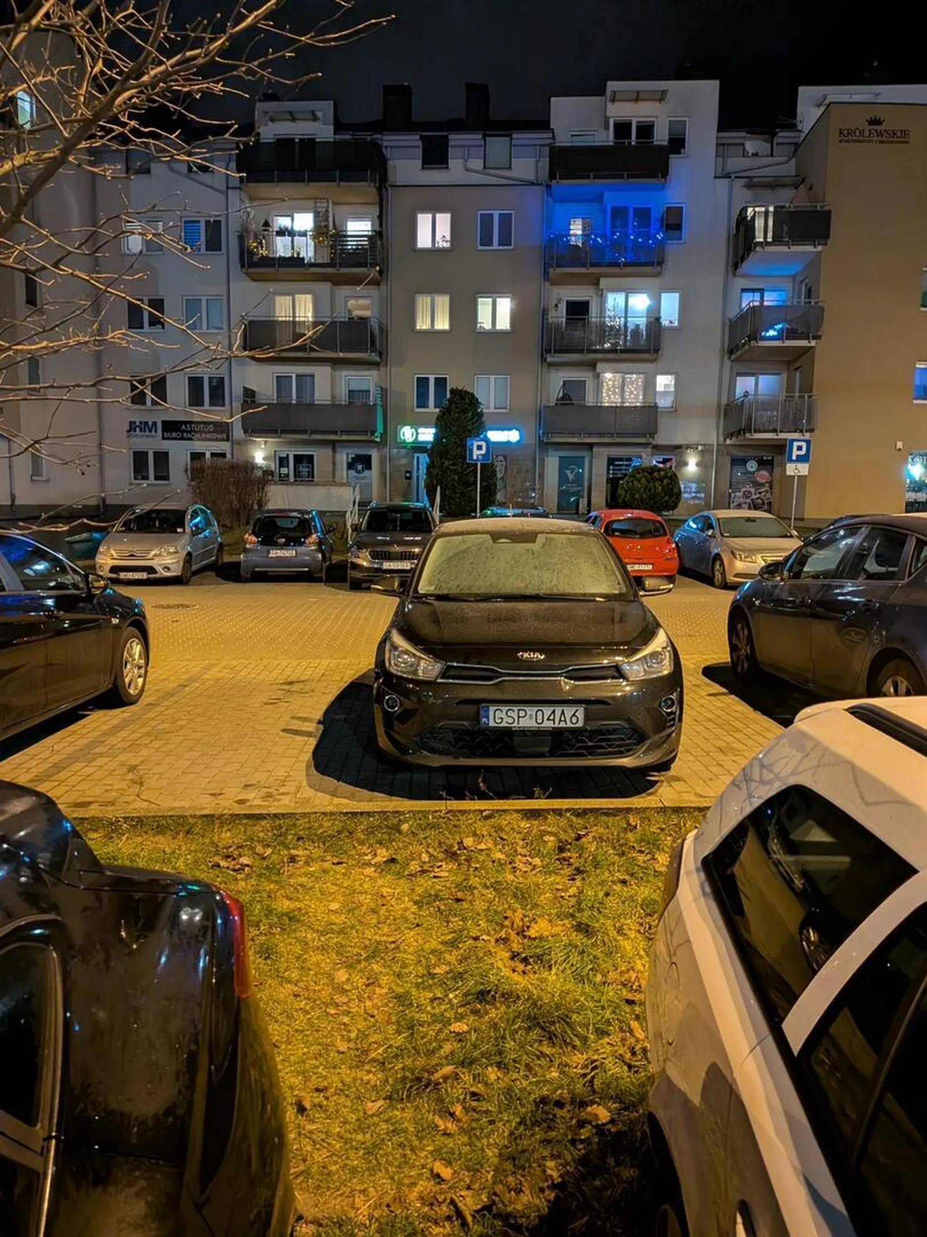 Żeby na 3 dni zablokować dwa miejsca parkingowe trzeba byc albo ch***m albo d*****m.