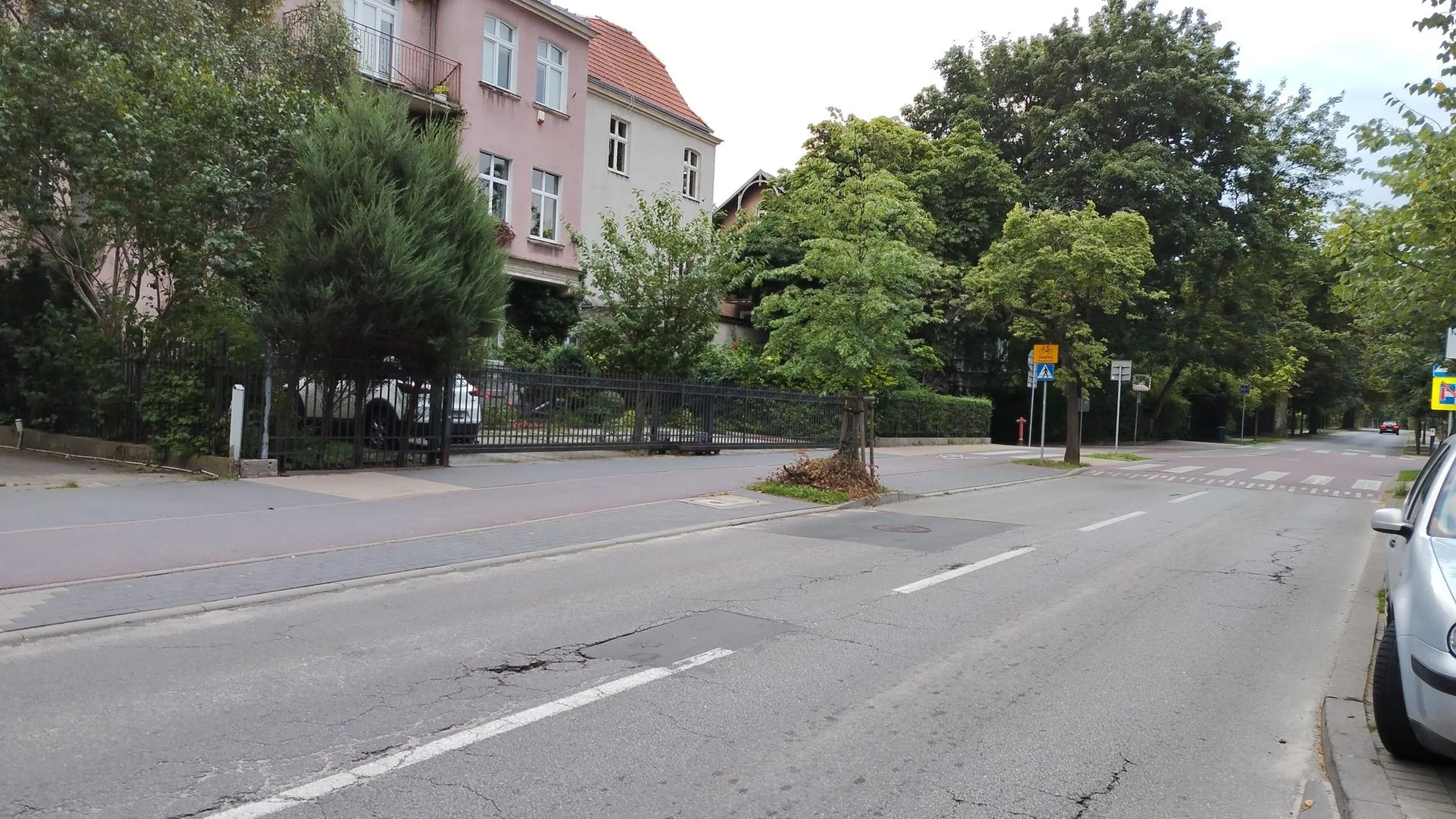 Przechodziłem na przejściu na rogu Amdersa/Armii Krajowej. Kierująca mazda skręcając w prawo nie ustąpiła pierwszeństwa i przejechała tuż przed nogami. 5m skręcając na swoje podwórko. Po zwrócenie uwagi stwierdziła, że wszedłem jej przed auto. Dramat