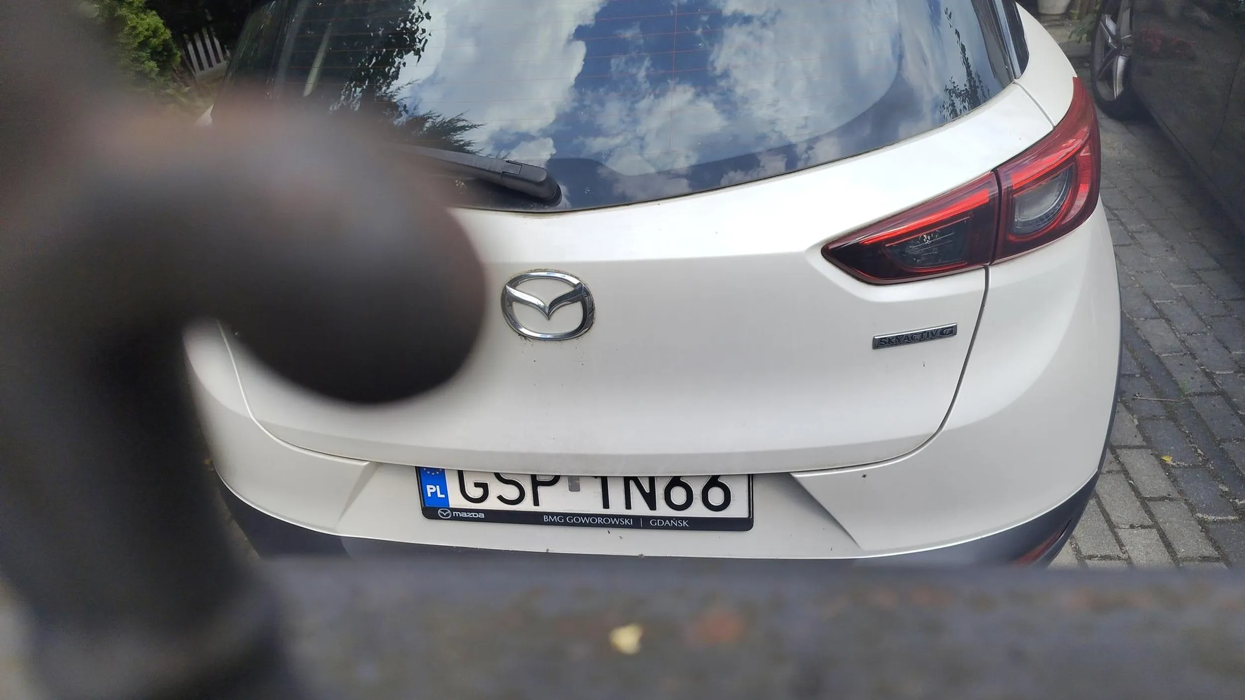 Przechodziłem na przejściu na rogu Amdersa/Armii Krajowej. Kierująca mazda skręcając w prawo nie ustąpiła pierwszeństwa i przejechała tuż przed nogami. 5m skręcając na swoje podwórko. Po zwrócenie uwagi stwierdziła, że wszedłem jej przed auto. Dramat