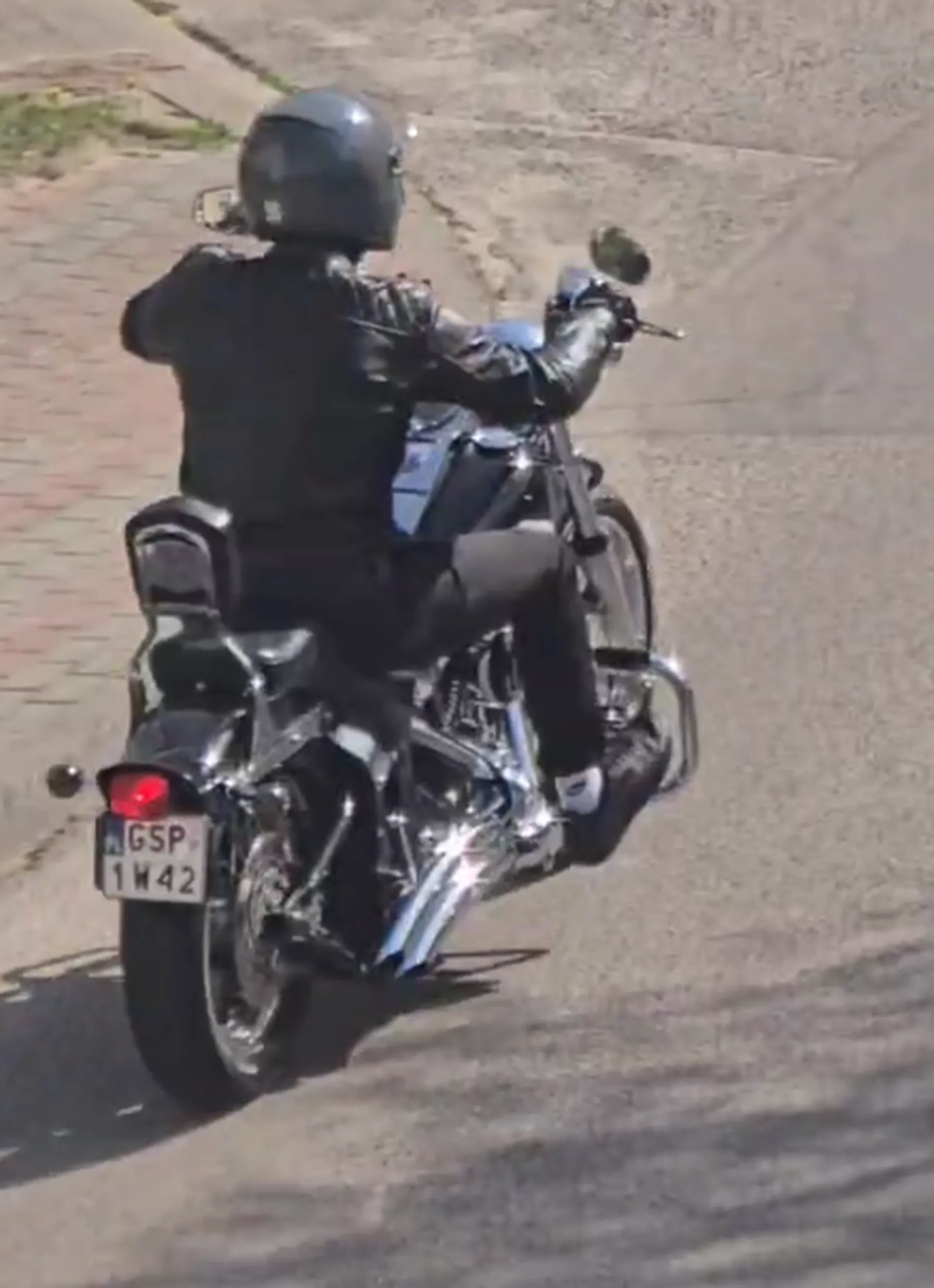 Pajac jeździ bez żadnych wygłuszeń swojego motorka i gazuje go pod blokiem, wkurzając całe osiedle