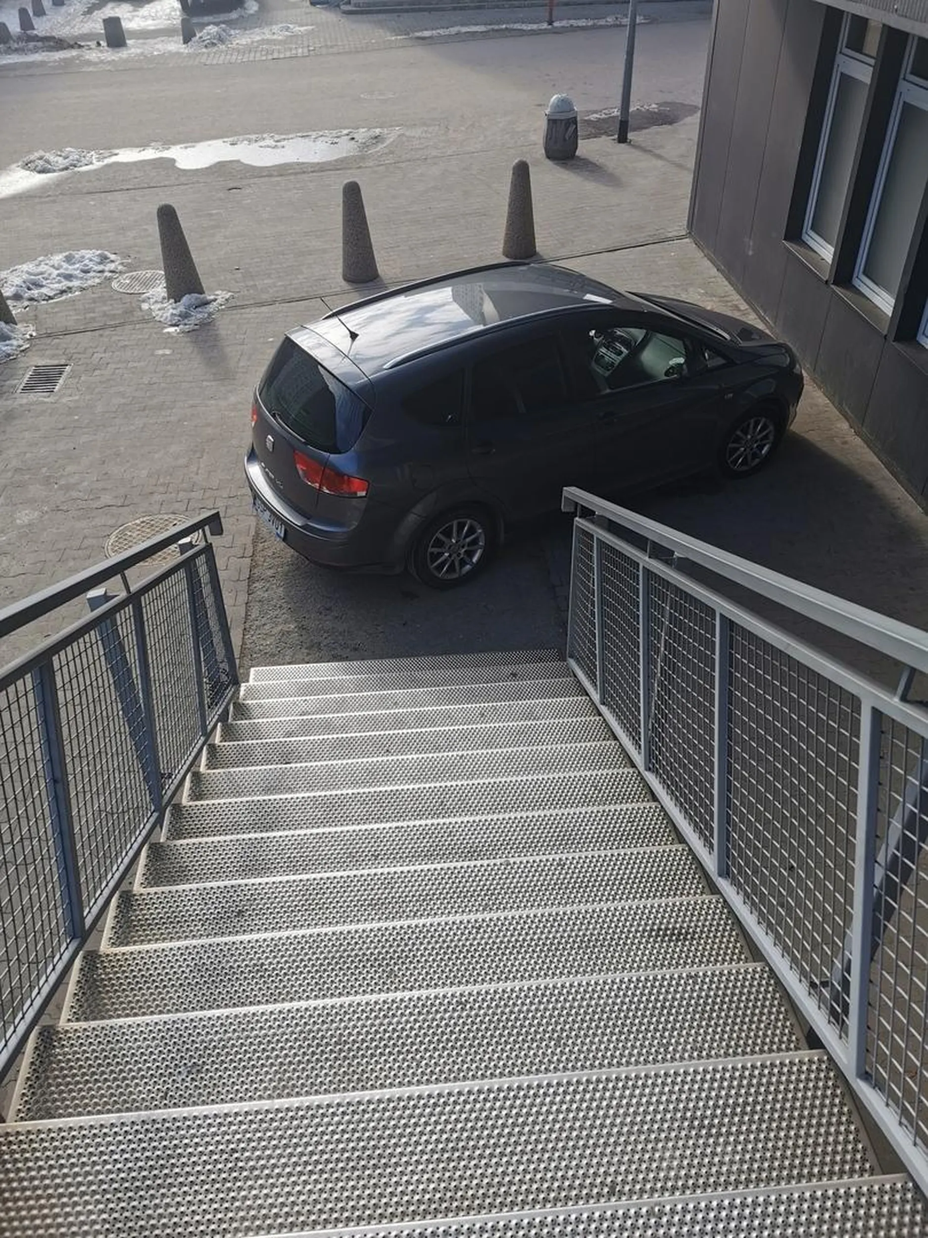 Ktoś zostawił tak samochód na przynajmniej dobę. Niedaleko jest centrum rehabilitacji, może potrzebował się tak dostać, a co z tego że inni mieli utrudniony dostęp do fryzjera, okulisty, informatyka itp którzy znajdują się na piętrze. Na moich oczach ludzie próbowali się przeciskać z wózkiem dziecięcym. Gratulacje dla kierującego zapatrzonego tylko w siebie