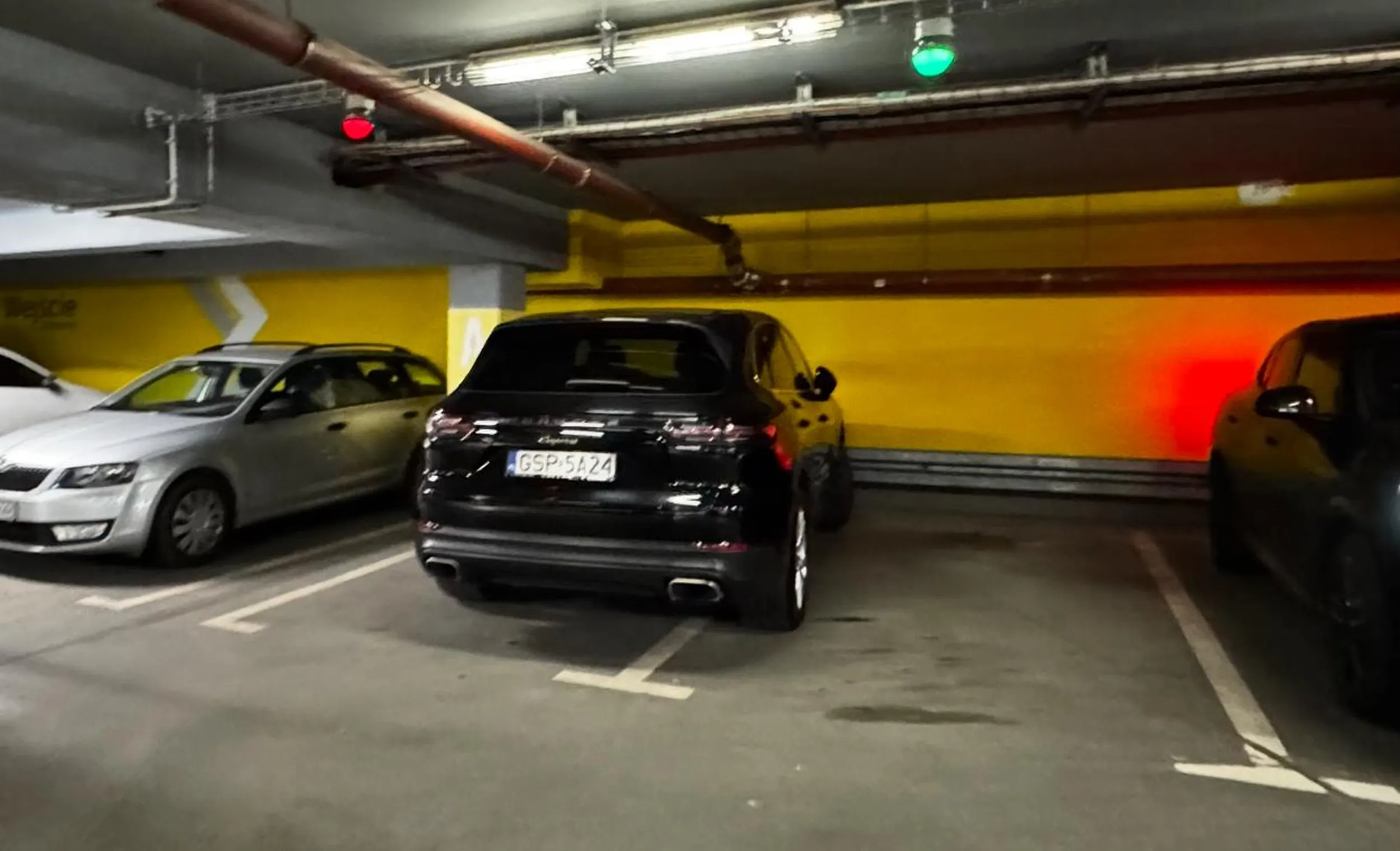 Dziadek już chyba nie powinien w takim stanie jeździć. Zapytałam czy przyjechał kupić kolorowankę, żeby potrenować mieszczenie się w liniach, ale tylko coś odburknął i pognał dalej w gumofilcach balenciagi.