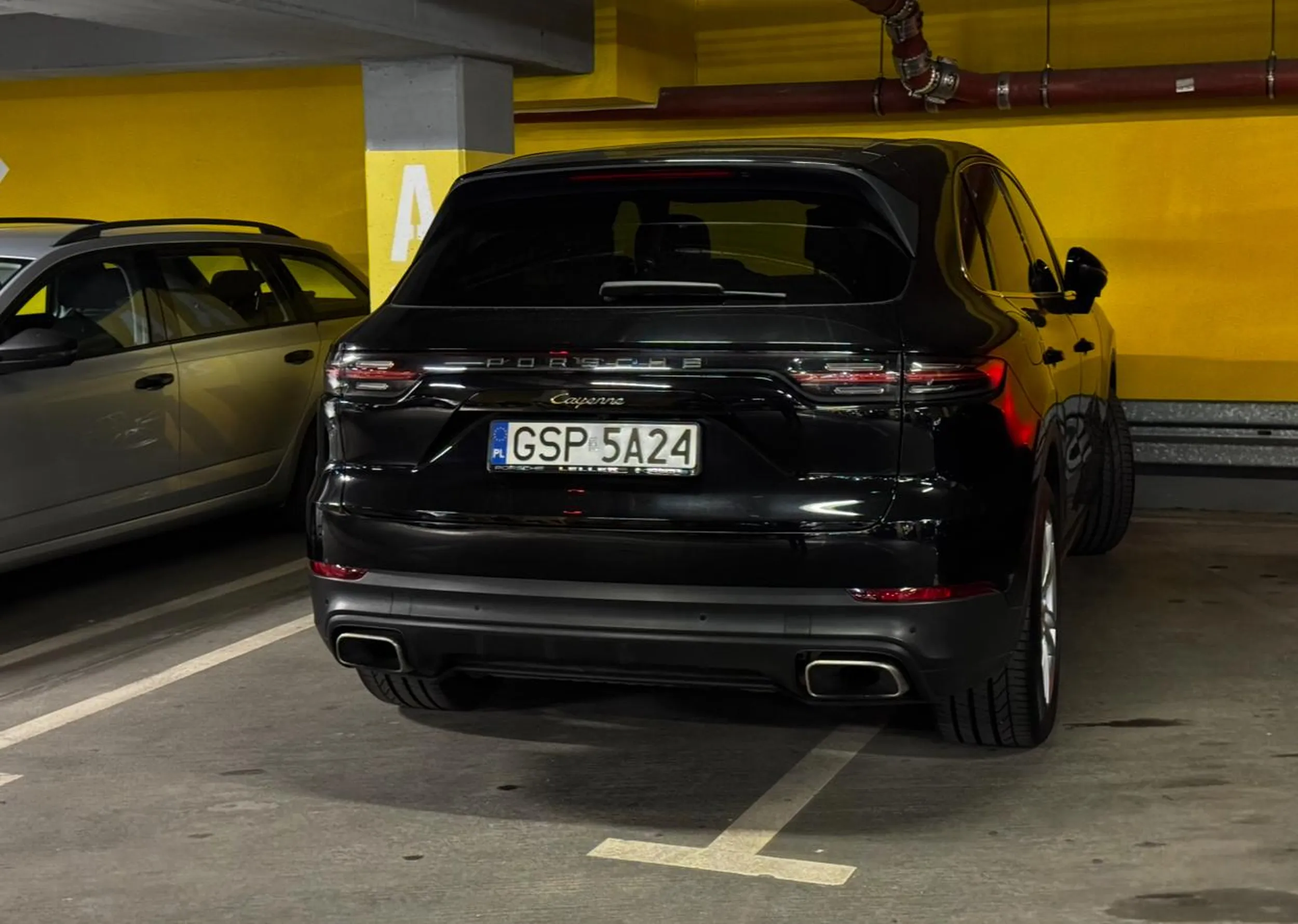 Dziadek już chyba nie powinien w takim stanie jeździć. Zapytałam czy przyjechał kupić kolorowankę, żeby potrenować mieszczenie się w liniach, ale tylko coś odburknął i pognał dalej w gumofilcach balenciagi.