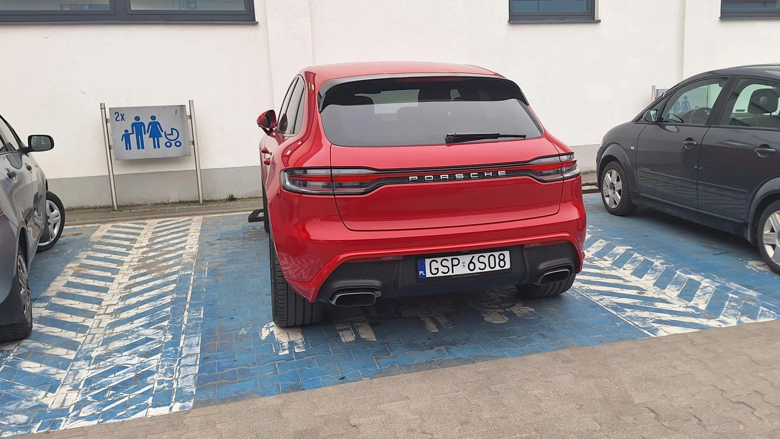 To, że ktoś gardzi przepisami, to jedno, ale fakt, że ktoś gardzi osobami w trudnej sytuacji, to drugie. Fakt stawiania samochodu na miejscu dla inwalidy, czy jak w tym przypadku na miejscu dla osób z małymi dziećmi, przez zakompleksione, starszawe księżniczki, które prócz pieniędzy i fury w leasingu nic nie mają, trzeba piętnować