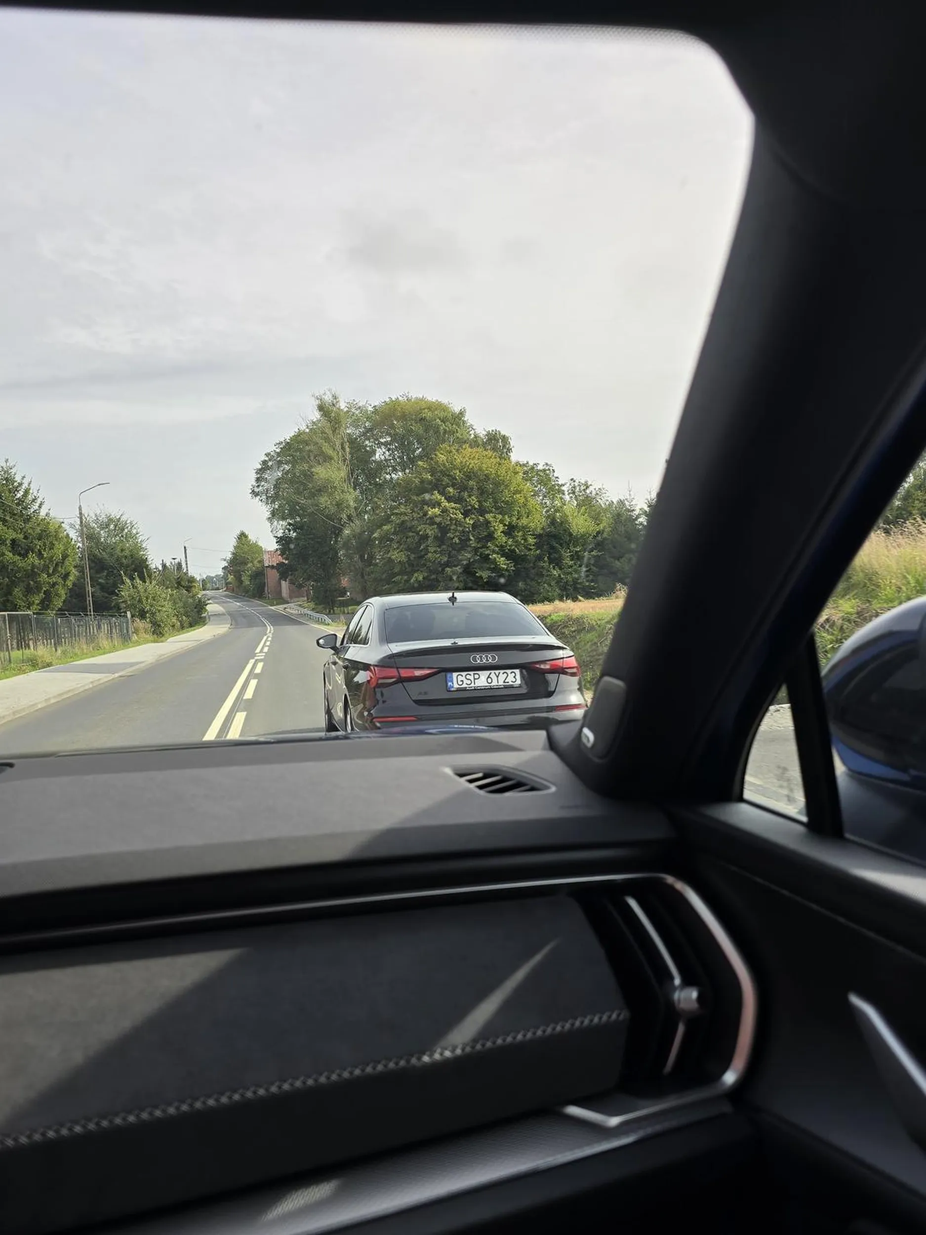 W terenie zabudowanym jedzie 45-49km, poza obszarem nagle but w podłogę i ok. 100km/h leci tylko po to, żeby za kolejne 5min ostro hamować z powrotem do 45km.