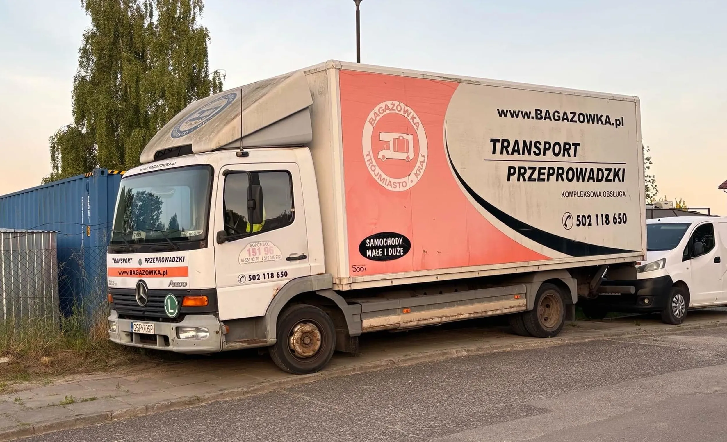 Notorycznie parkują swoje ciężarówki na chodniku. Co, parking za drogi, że musisz uspołeczniać koszty? A ja potem płacę za trzeci remont chodnika.