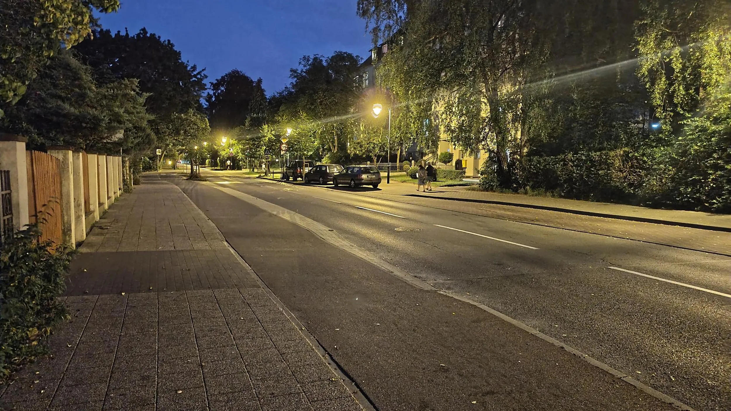 Taxi w starej skodzie z 2006 wyprzedzał powoli jadące auto. Dobrze, że nikogo nie zabił...