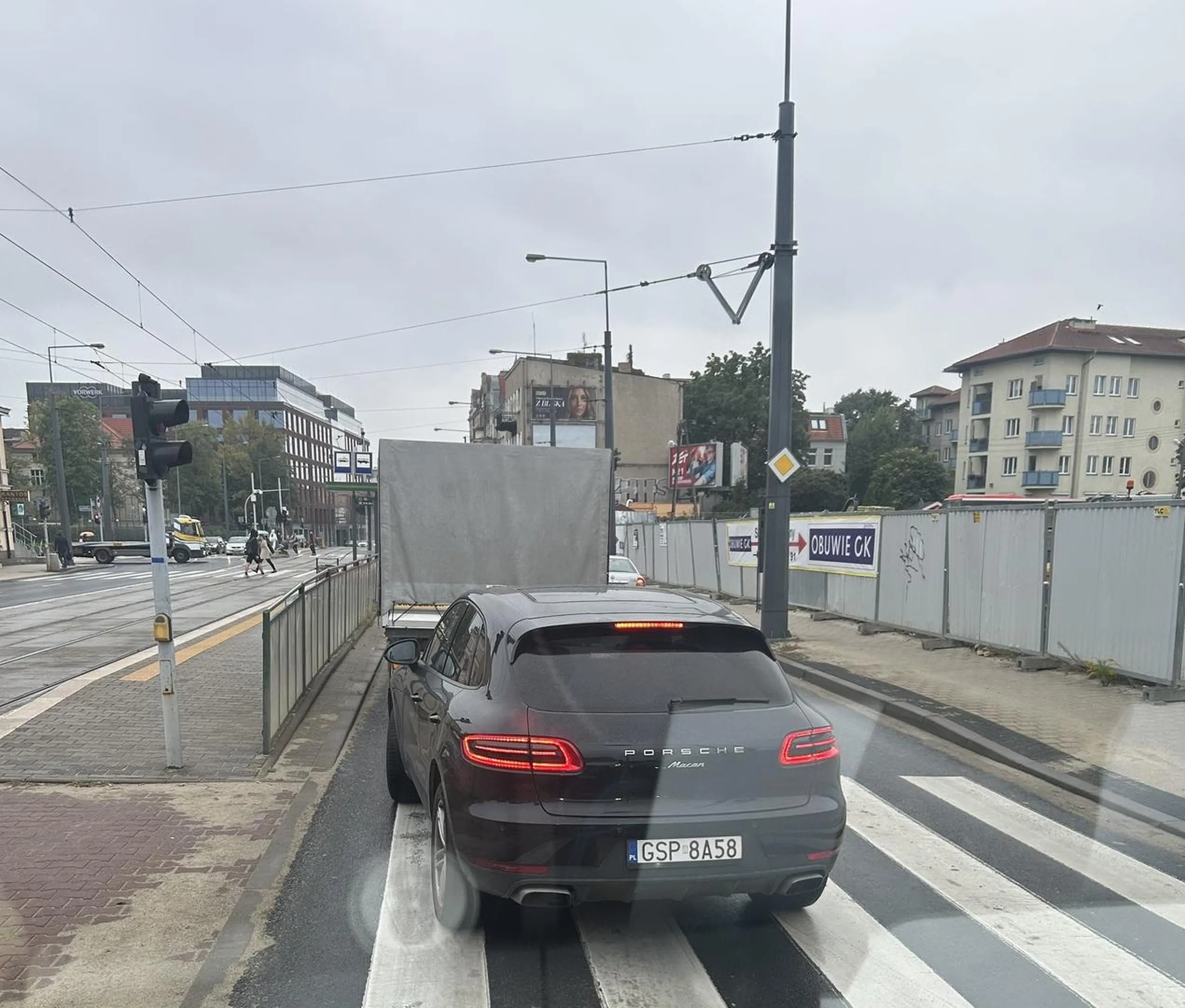 Kierowca ewidentnie prawo jazdy wygrał w chipsach