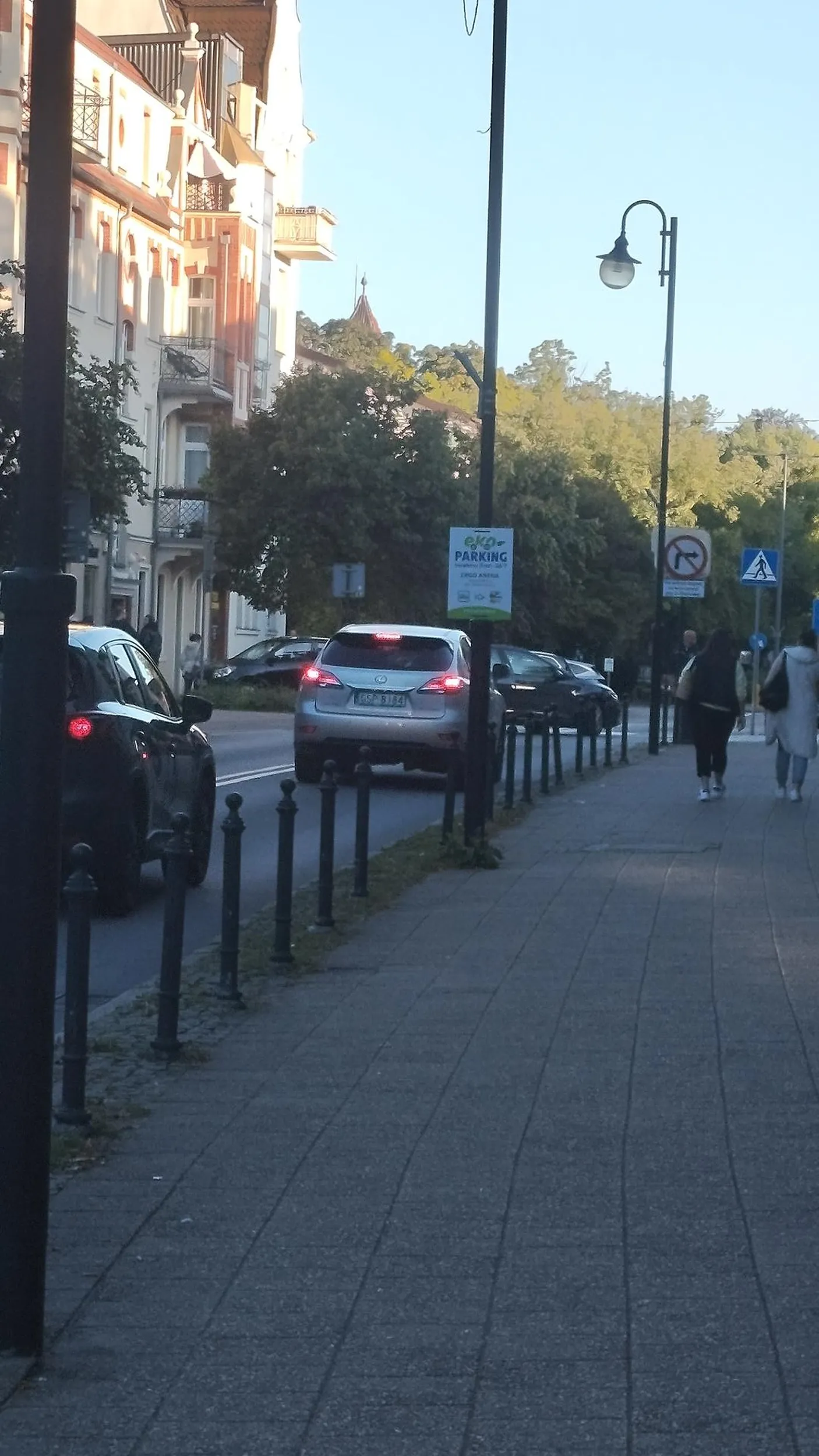 W trakcie jazdy trzyma telefon i pisze smsy. Nie fajnie