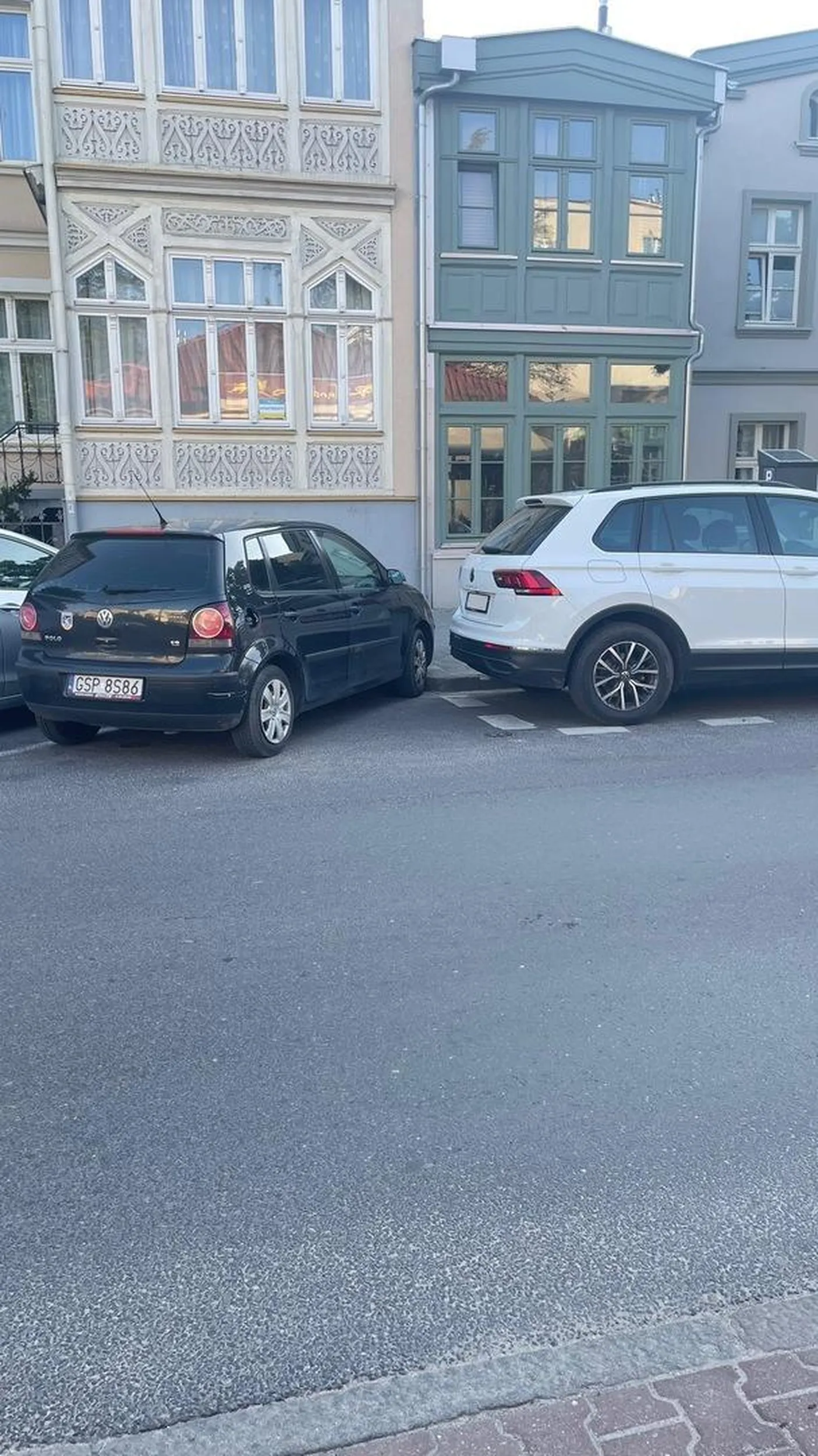 Pozdrowienia dla condoma, który nie dość, że rzucił auto poza miejscami parkingowymi, to jeszcze zablokował mi samochód!