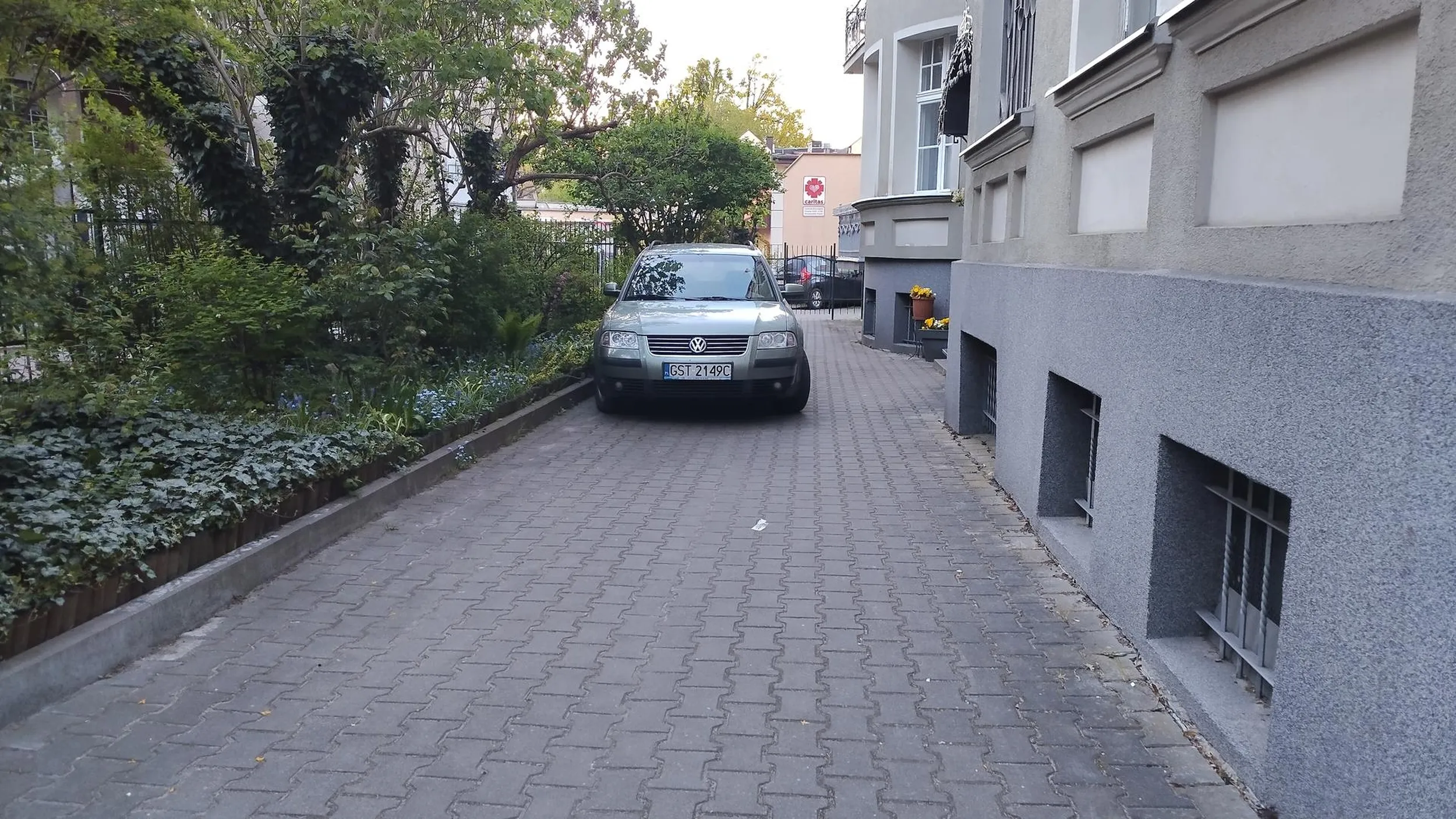 Trzeba było tym złomem wjechać na klatkę schodową