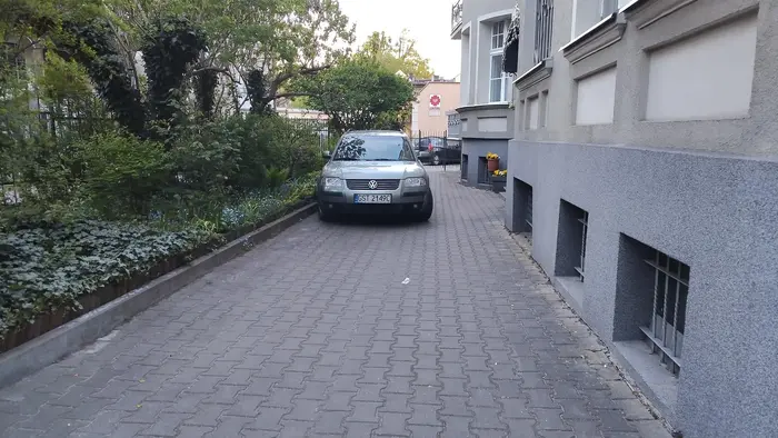 Trzeba było tym złomem wjechać na klatkę schodową