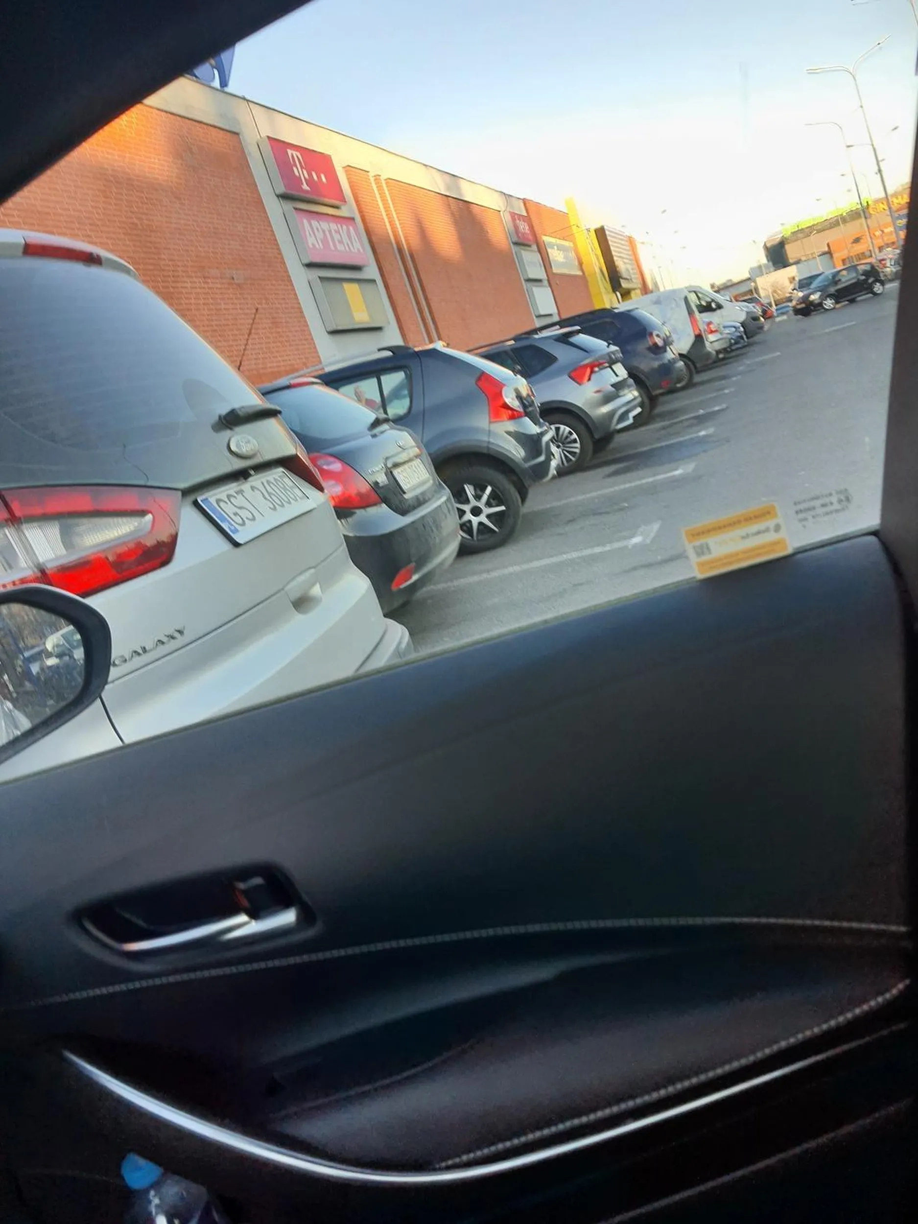 Staje krzywo na 2 miejscach i krzyczy na innych parkujących, że nie umieją parkować