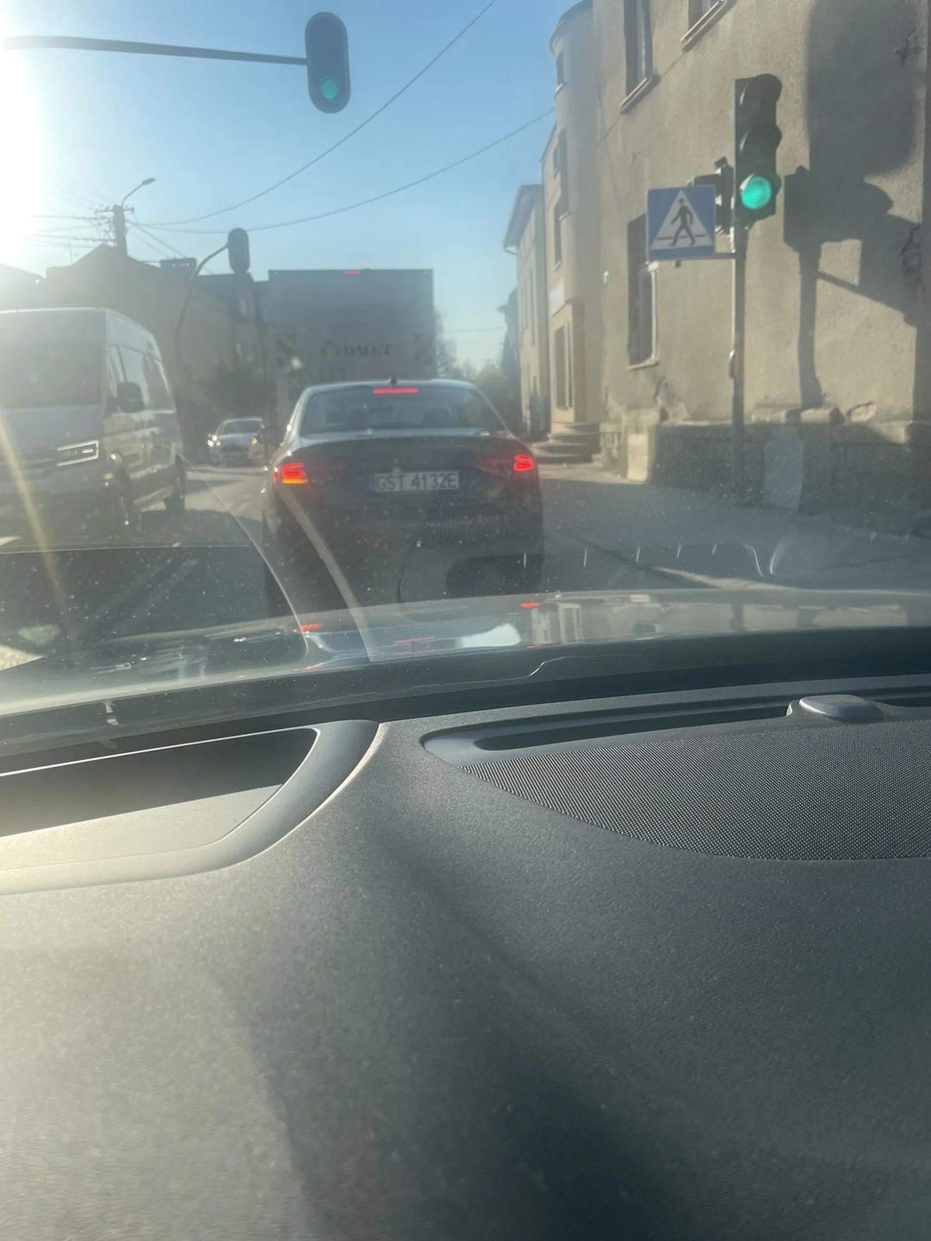 Brawo cymbale za wieśniackie zachowanie w terenie zabudowanym. Szkoda że nie wyprzedziłeś później na przejściu tak jak próbowałeś. Życzę odnalezienia odrobiny rozumu.