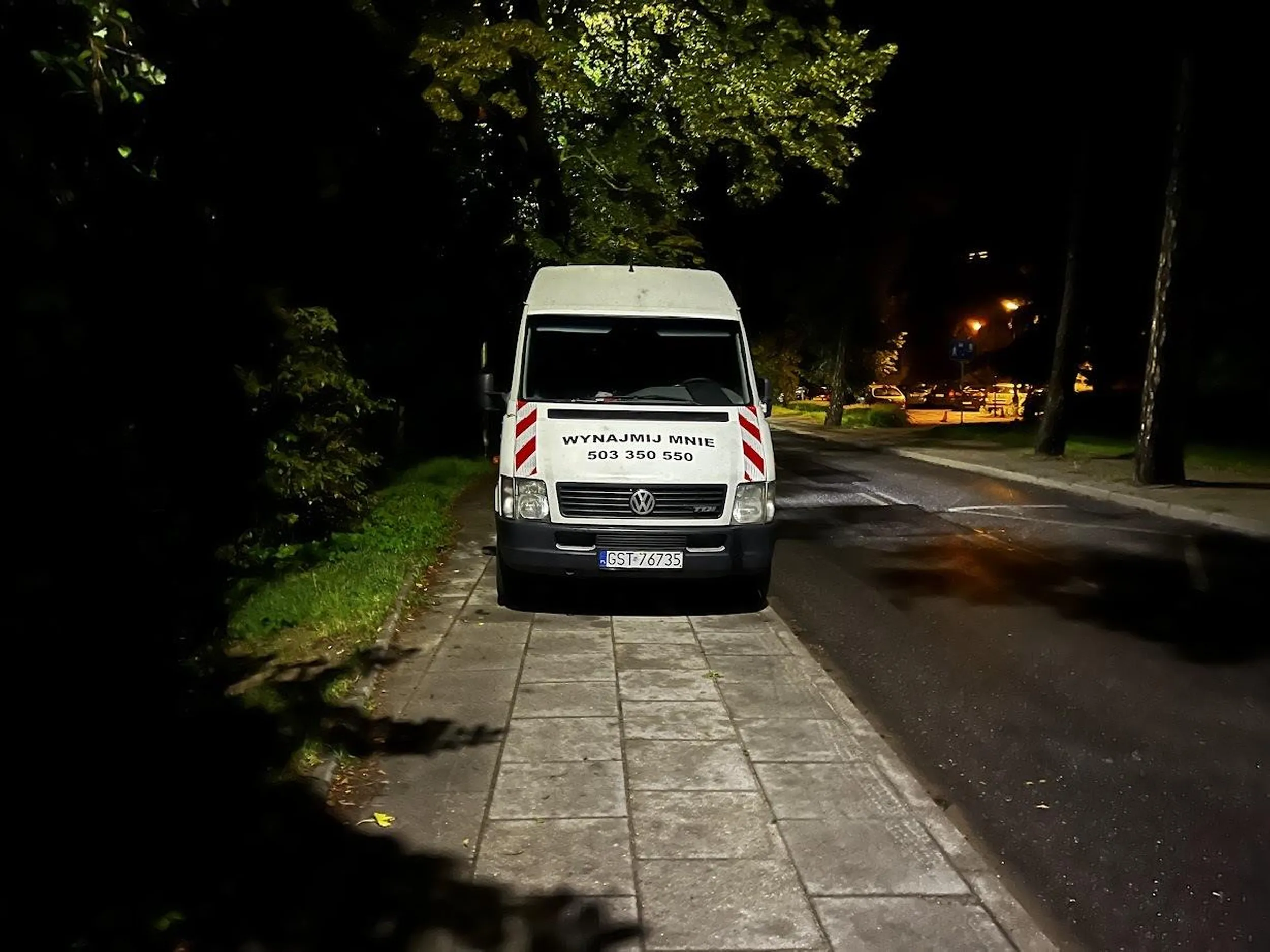 parkowanie busem 3,5t DMC na chodniku, brak miejsca dla pieszych czy wózków