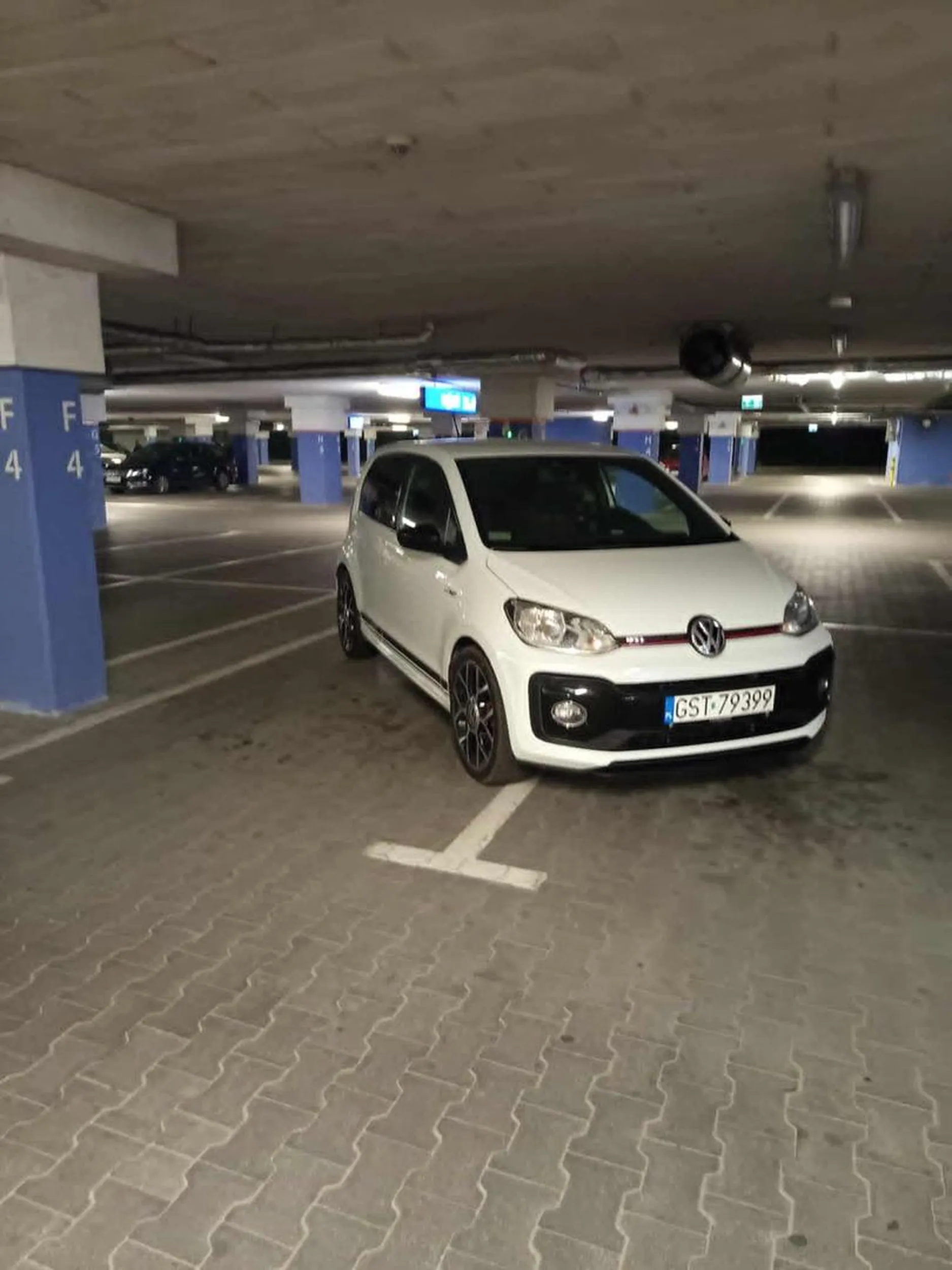 naucz się parkować. takie małe gówno a zajmuje dwa miesjca