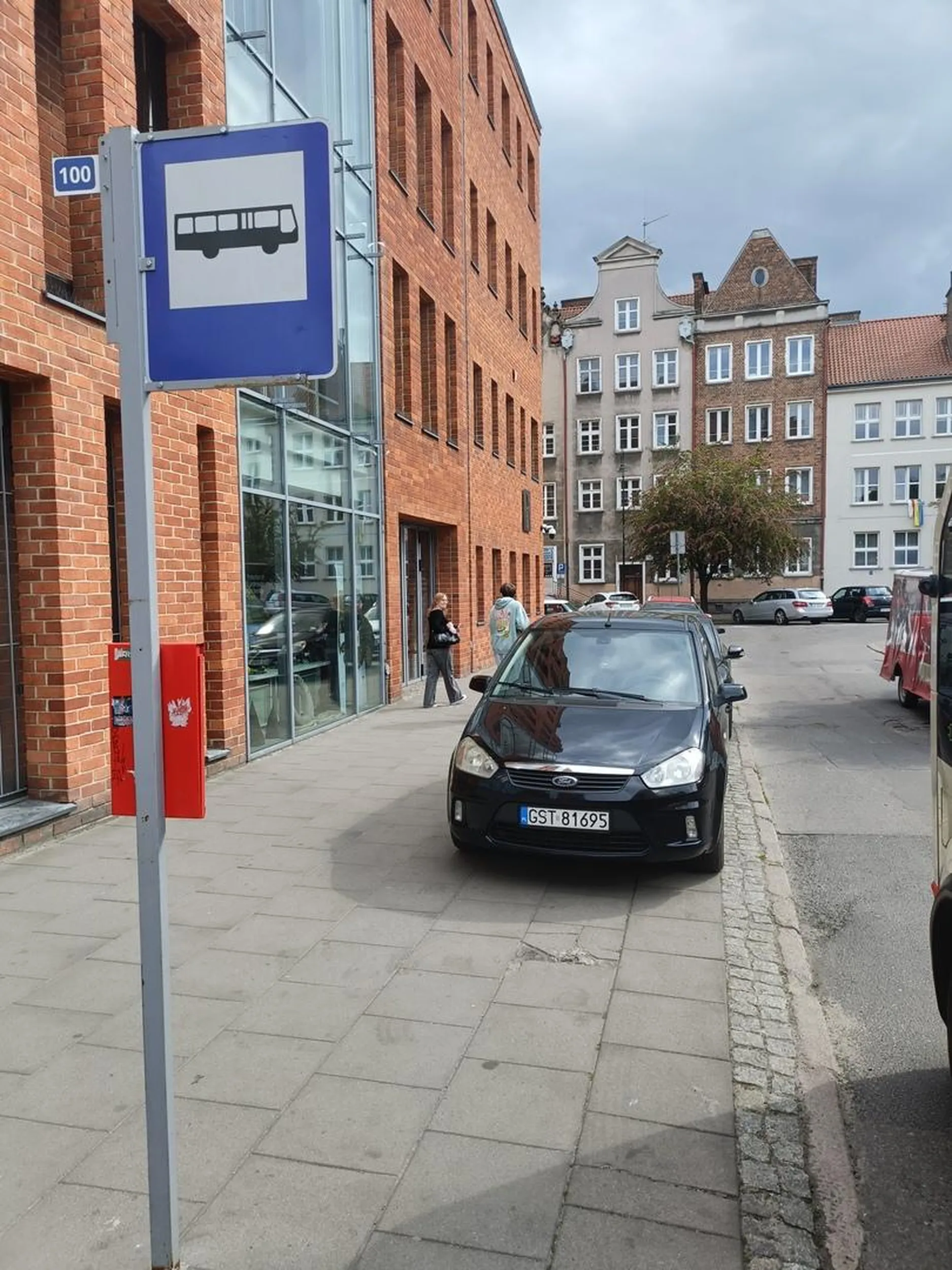 Naucz się parkować poza przystankiem!!!