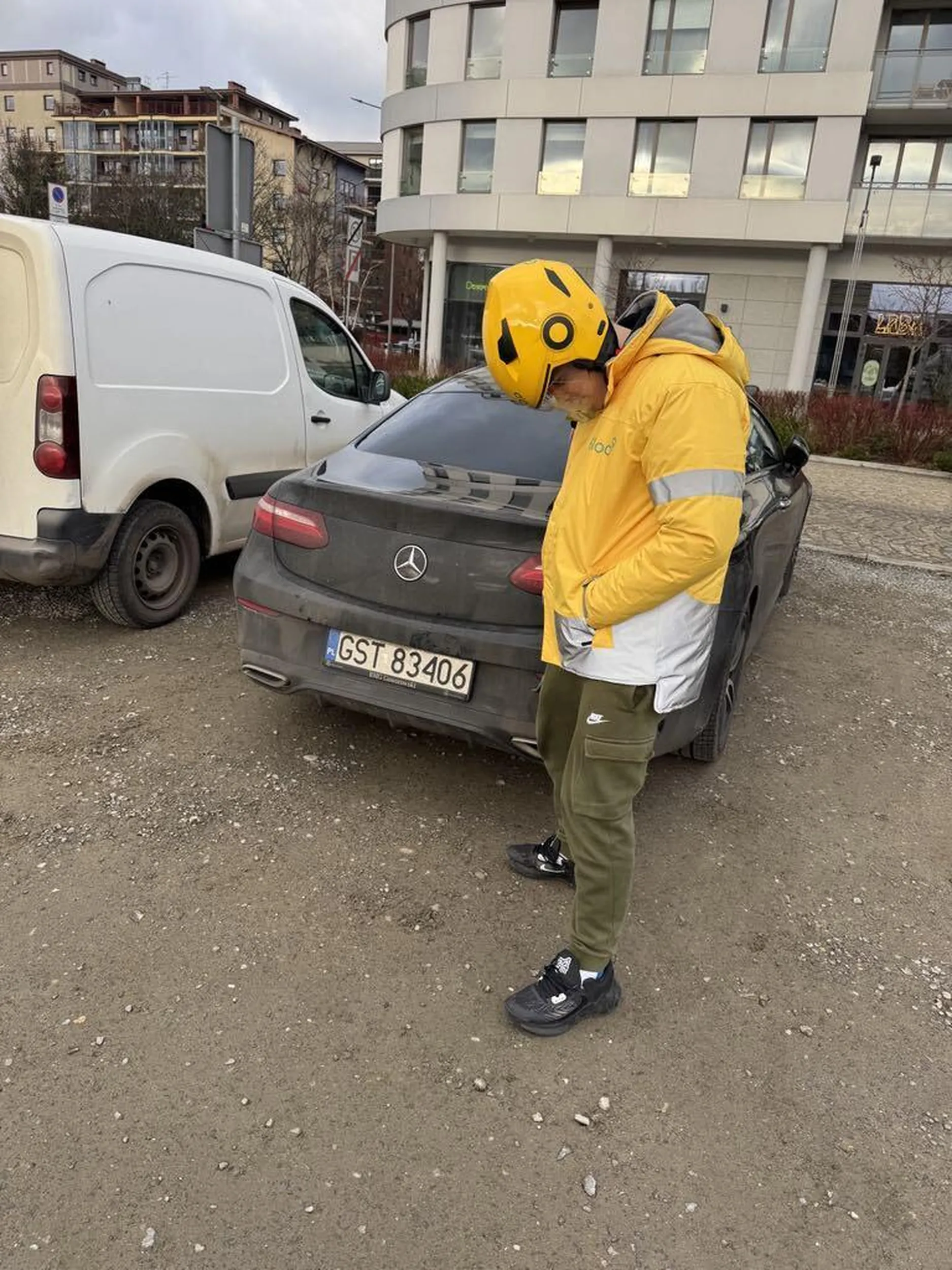 Jakas paruwa wystawia dupe przez okno i drze morde ,,SPERMOL SPERMOL". Jak sie zatrzymal to pierdolił coś że ma kolegów z doliny spermy nie polecam