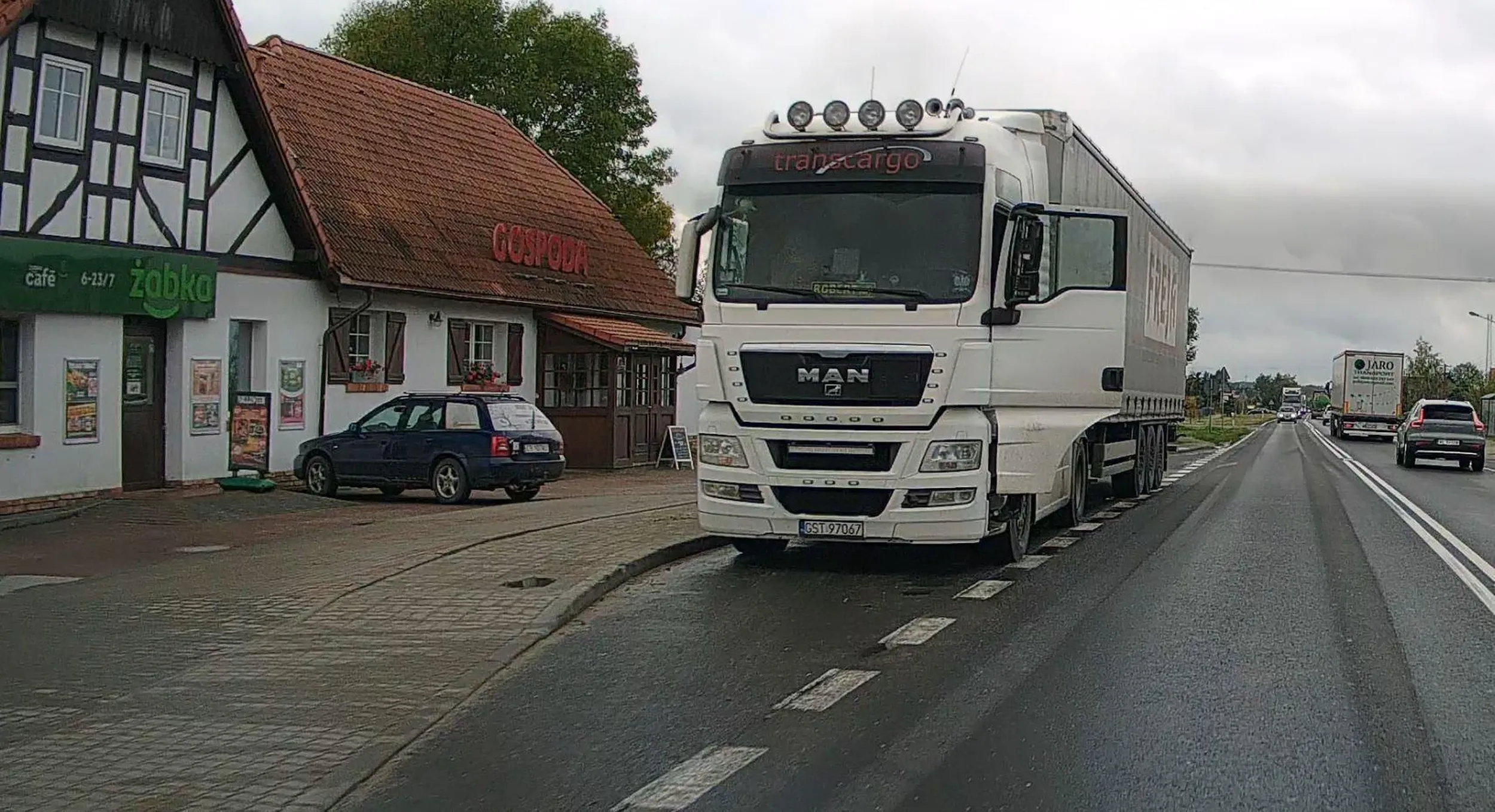 cudnie żeś przystanął tą wielką bryką na przystanku autobusowym i zasłaniasz widoczność też pięknie