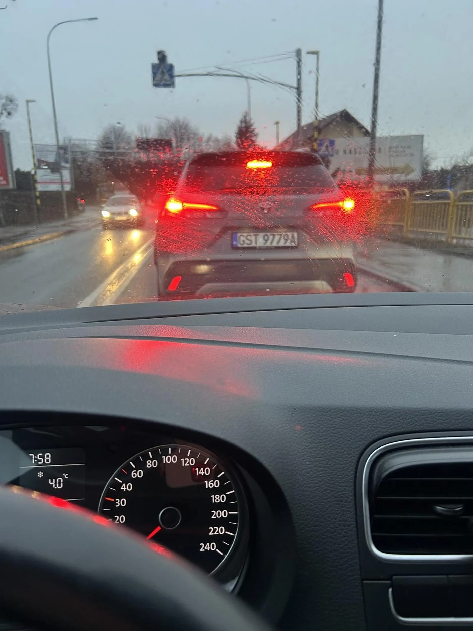 Brak umiejętności jazdy to jedno, ale jeśli ktoś jeszcze bezczelnie wymusza pierwszeństwo i zachowuje się agresywnie na drodze, to już szczyt chamstwa. Niektórzy myślą, że przepisy ich nie dotyczą, a kultura jazdy to dla nich abstrakcja. Najgorsze jest to, że takie osoby stwarzają zagrożenie i jeszcze mają czelność pokazywać środkowy palec, jakby to inni byli winni ich głupocie. Brak szacunku do innych kierowców i kompletny brak wyobraźni – oby kiedyś trafiła na kogoś, kto nie odpuści i nauczy ją pokory.