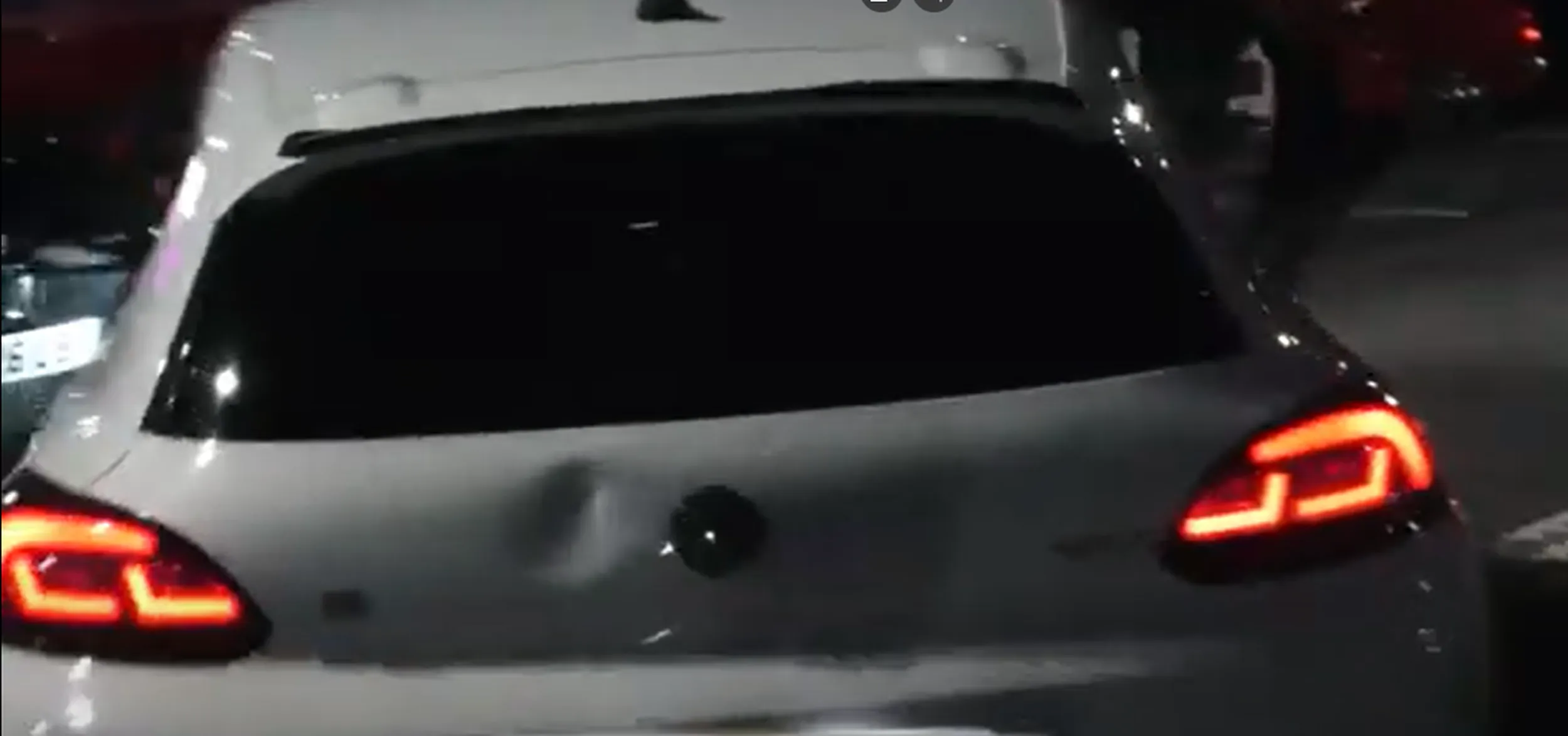 Pan znany nawet w Wielkiej Brytanii - uszkodził ładnego VW po czym zamknął się w szoferce i nie chciał przyznać się do winy. Wstyd Szanowny Panie! Mam nadzieję, że na tym kapciu wróciłeś aż do Polski i przemyślałeś swoje zachowanie