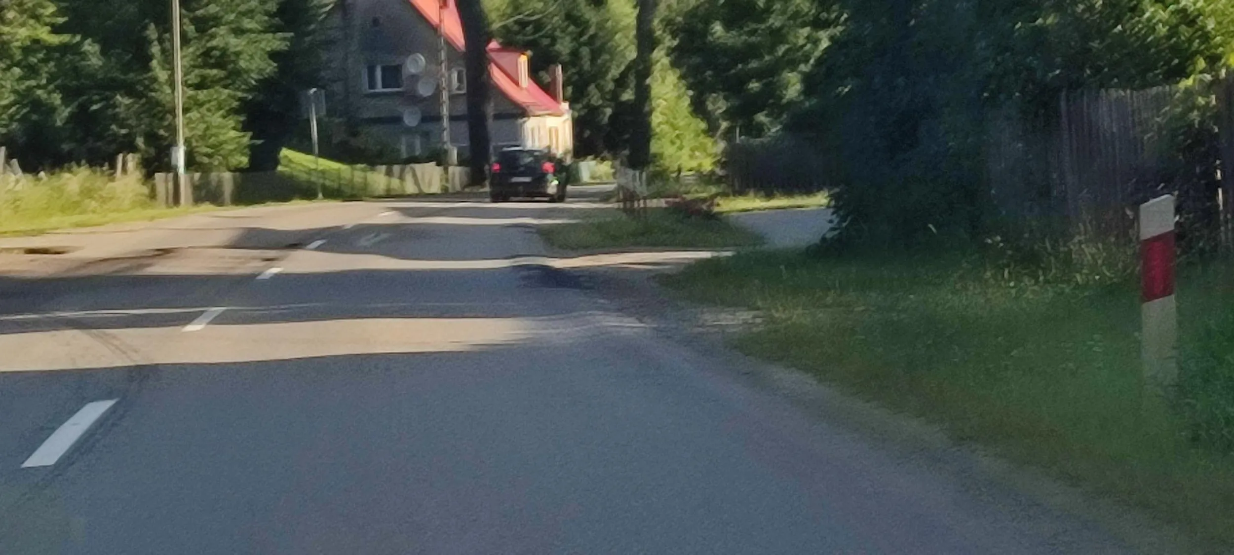 Wyprzedza na podwójnej ciągłej w terenie zabudowanym bez kierunkowskazów . Ten cham jeździ czarnym Oplem