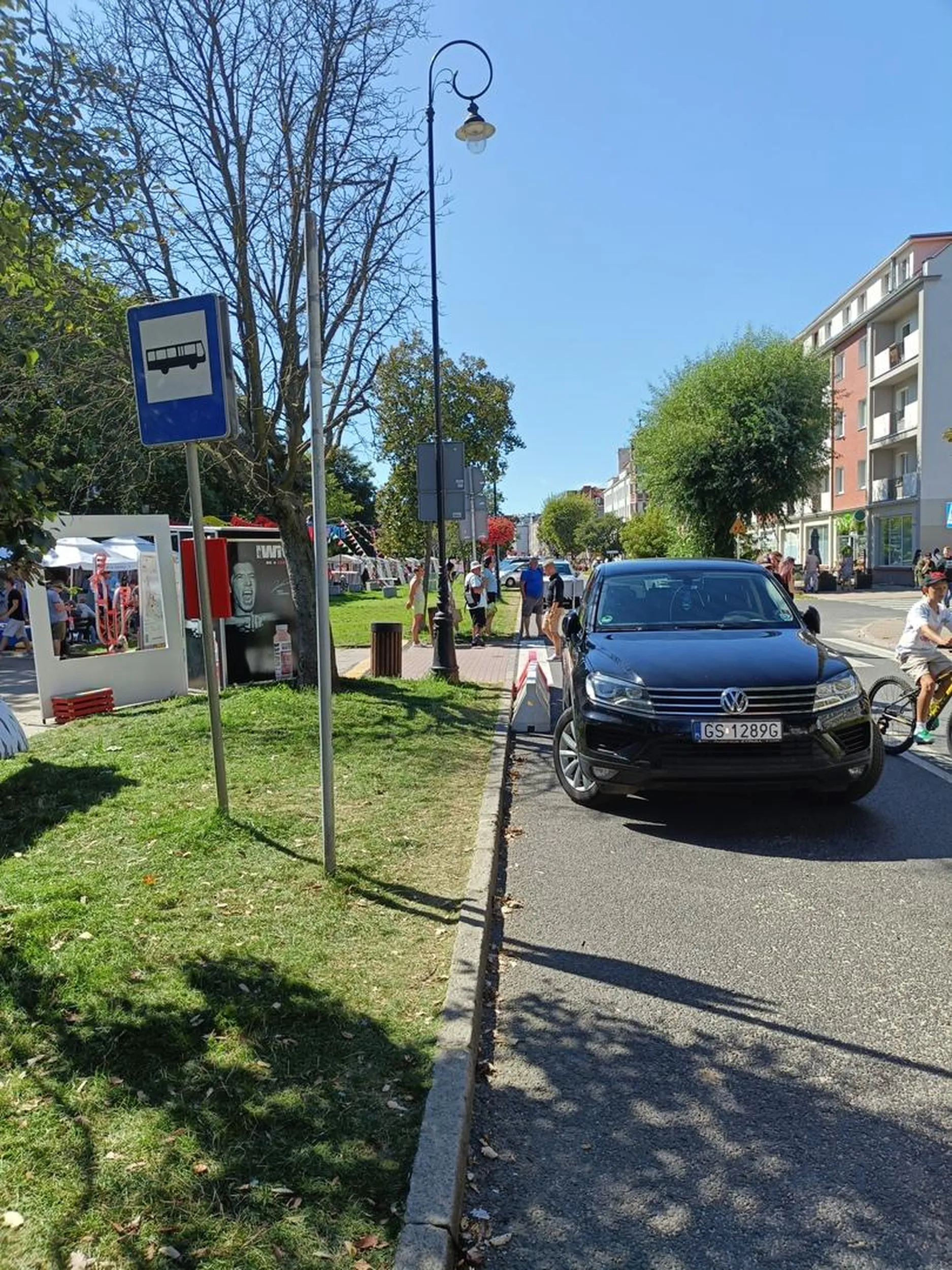 To, że opłaciłeś parking nie daje ci przyzwolenia na parkowanie na przystanku. Służby zostały powiadomione