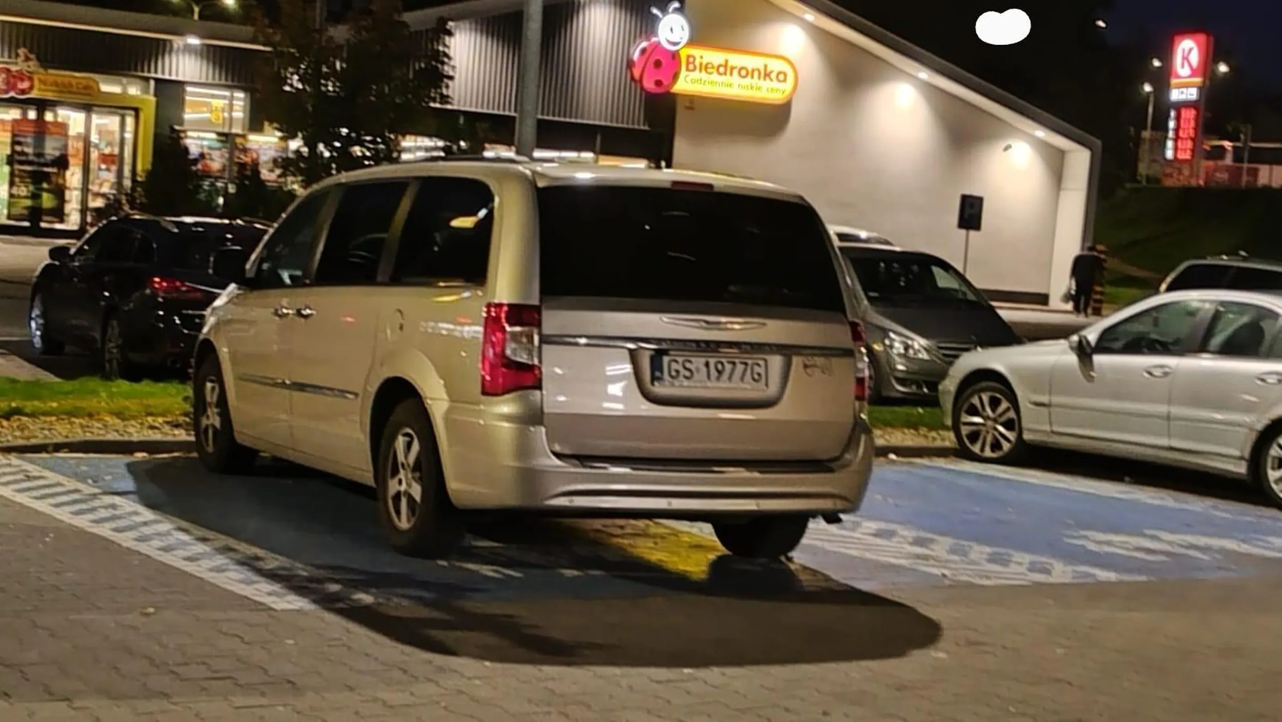 Gruba pani w krótki  błąd włosach stanęła na miejscu dla kierowcy z dziećmi.jak ktoś ją zna to niech jej powie że dla osób z otyłością nie jest wskazane stawanie samochodem przed drzwiami sklepu. Lepiej stanąć dalej i się przejść.