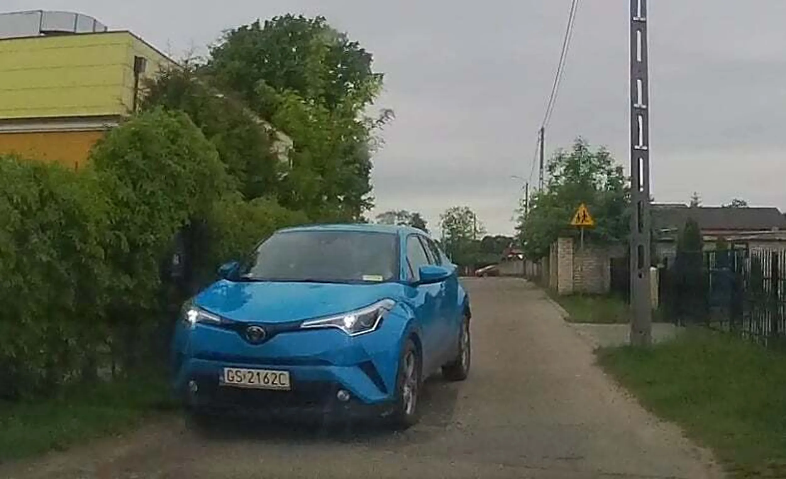 Baba co pilnie potrzebuje nauki jazdy. Brak znajomości podstawowych przepisów. Zakaz wjazdu, ustąpienie pierwszeństwa? Ta pani nie wie co to. To nie pierwszy raz, więc chyba trzeba ją inaczej upomnieć