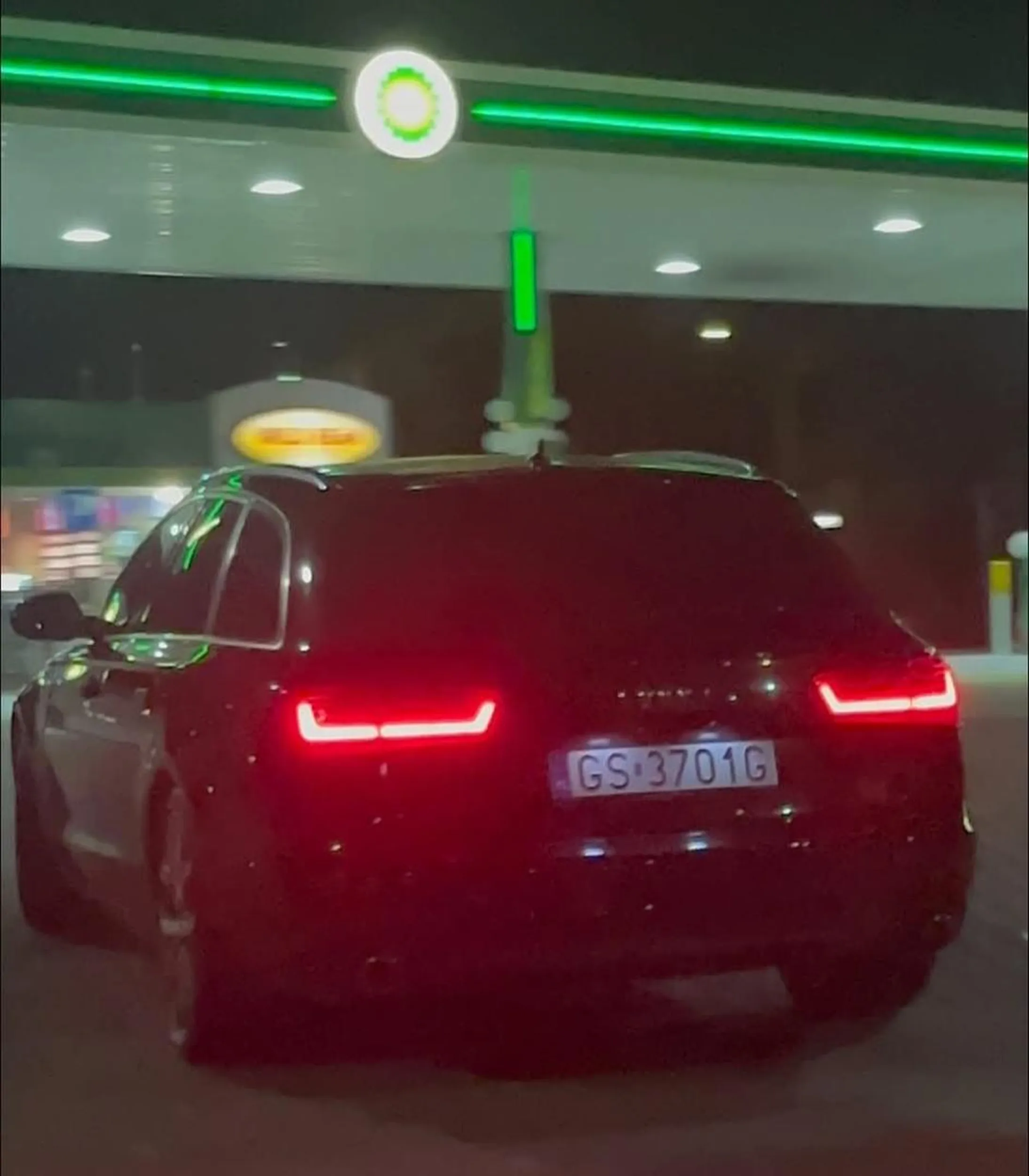 „Naucz się jeździć. Na skrzyżowaniu prawie wjechałeś w moje auto i centralnie zajechałeś drogę radiowozowi (który jechał za mną). Ciesz sie że nie wzięli cię na bok i nie dali mandatu za „stworzenia realnego zagrożenia bezpieczeństwa w ruchu/ Wymuszenie pierwszeństwa przejazdu” tylko wymienili kilka zdań na środku ulicy (blokując ruch). W których chipach wygrałeś prawko?”