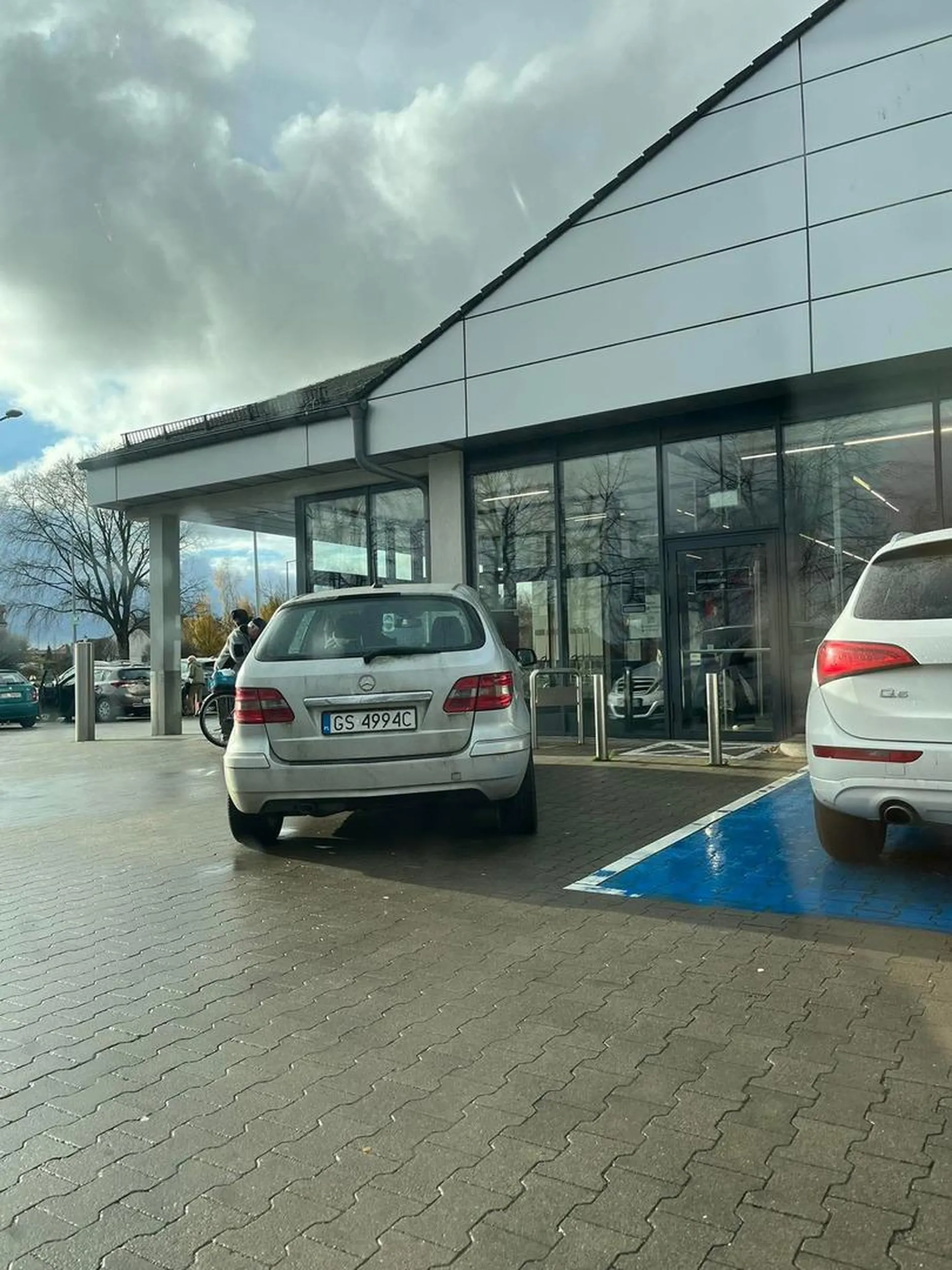 do sklepu jeszcze wjedz mistrzu parkowania