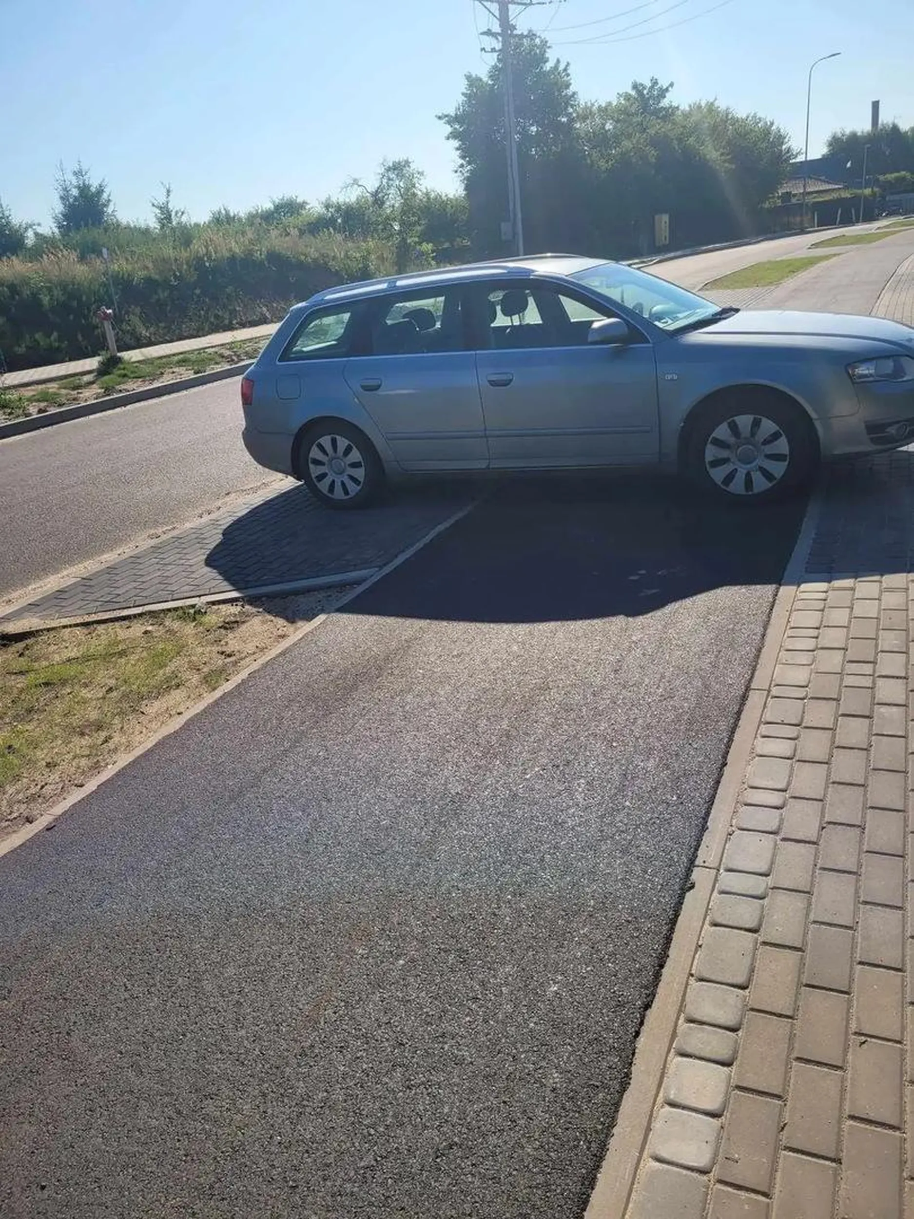 Parkuje permanentnie na ścieżce rowerowej