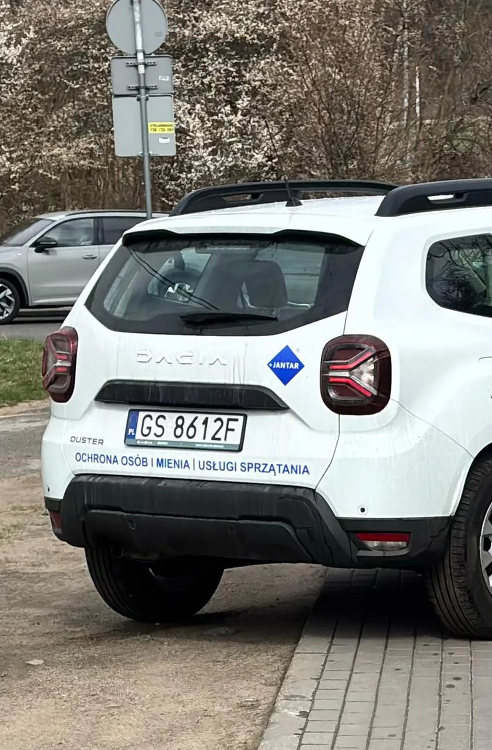 Wariat, który drze się na ludzi - ostrożnie bo agresywny.