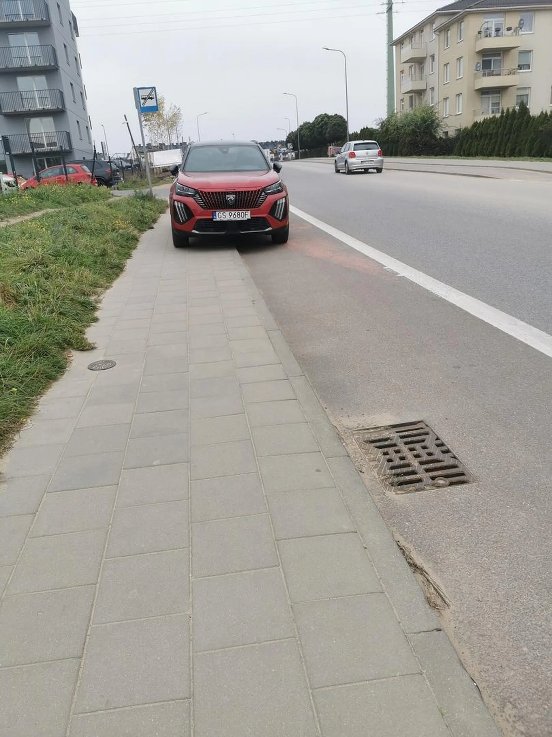 Gdańsk ul. Kazimierza Wielkiego. Kierowca zaparkował samochód na chodniku oraz ścieżce rowerowej tak że ciężko przejść