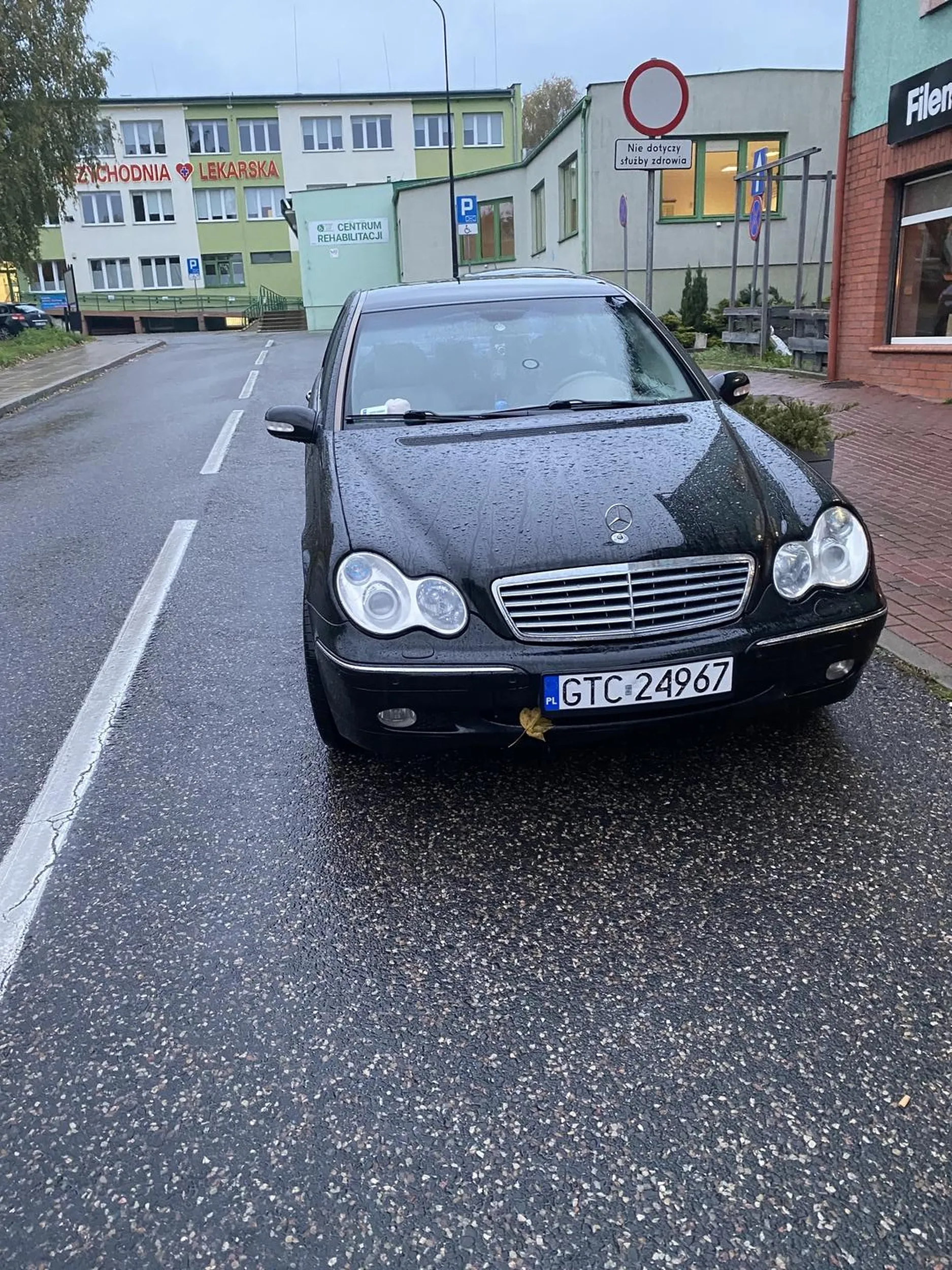 Gościu zaparkował na środku ulicy, jeszcze pod prąd