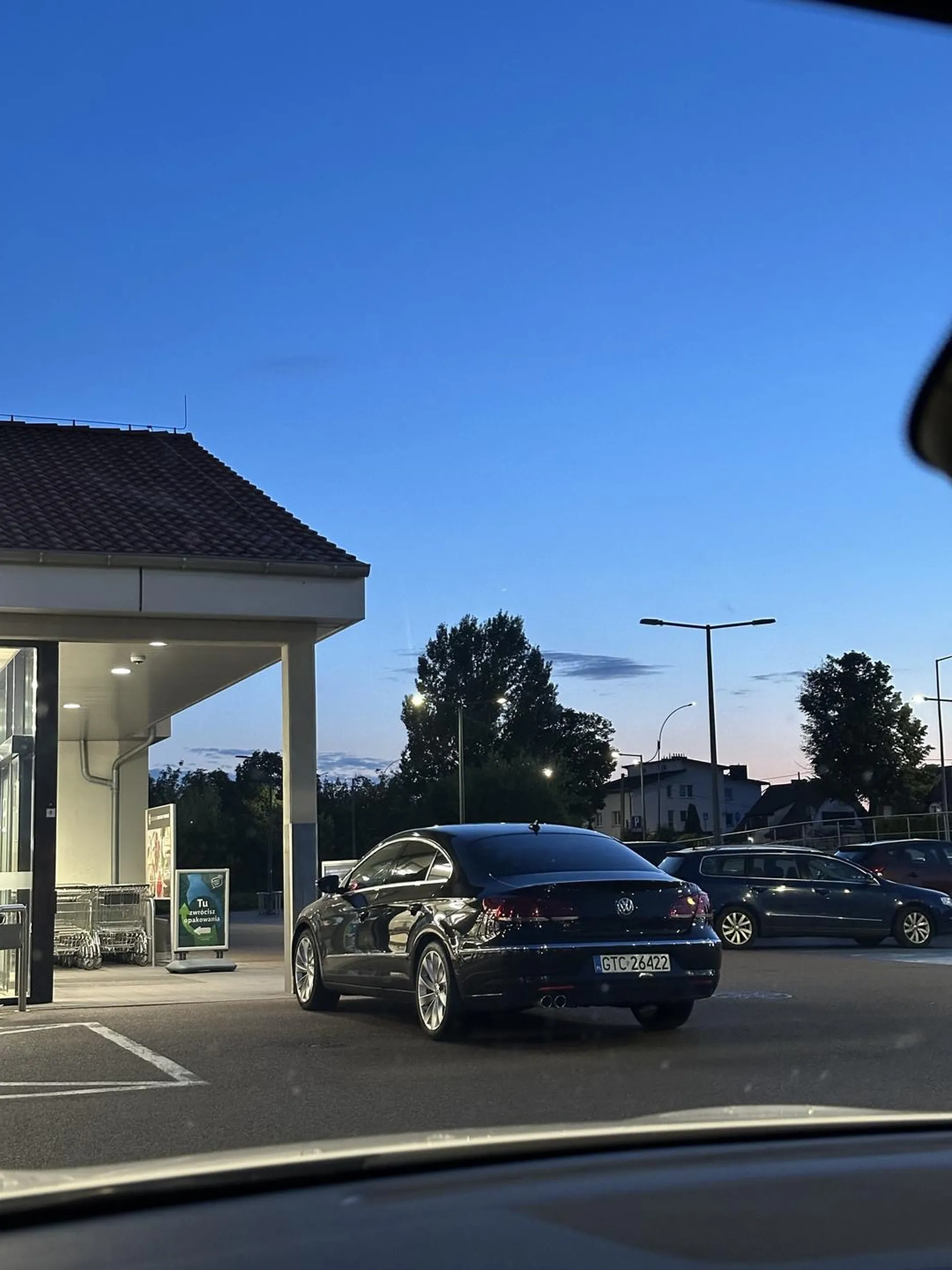 Parkuje jak totalny egoista. Prawie cały parking pod sklepem wolny, a mimo to staje pod samym wejściem poza wyznaczonymi miejscami prakingowymi.