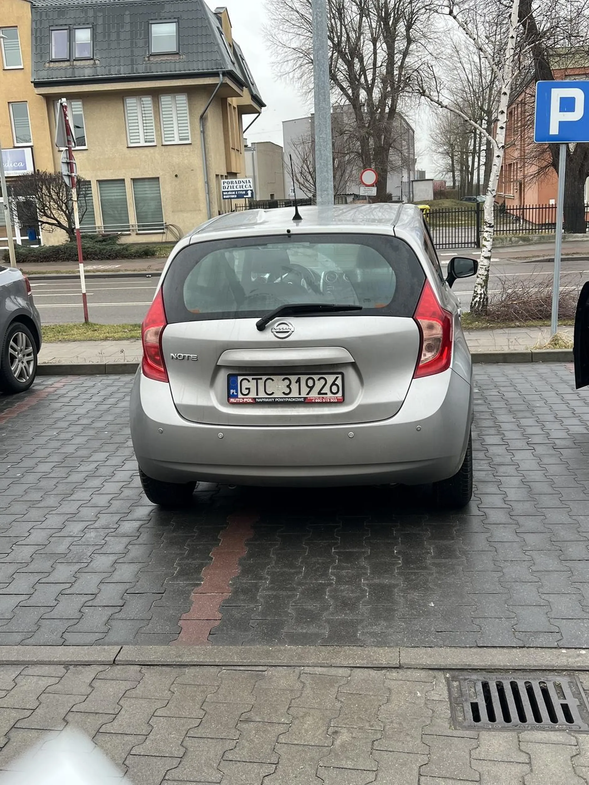 umiejętności parkowania tej pani są gorzej niż niskie XDD