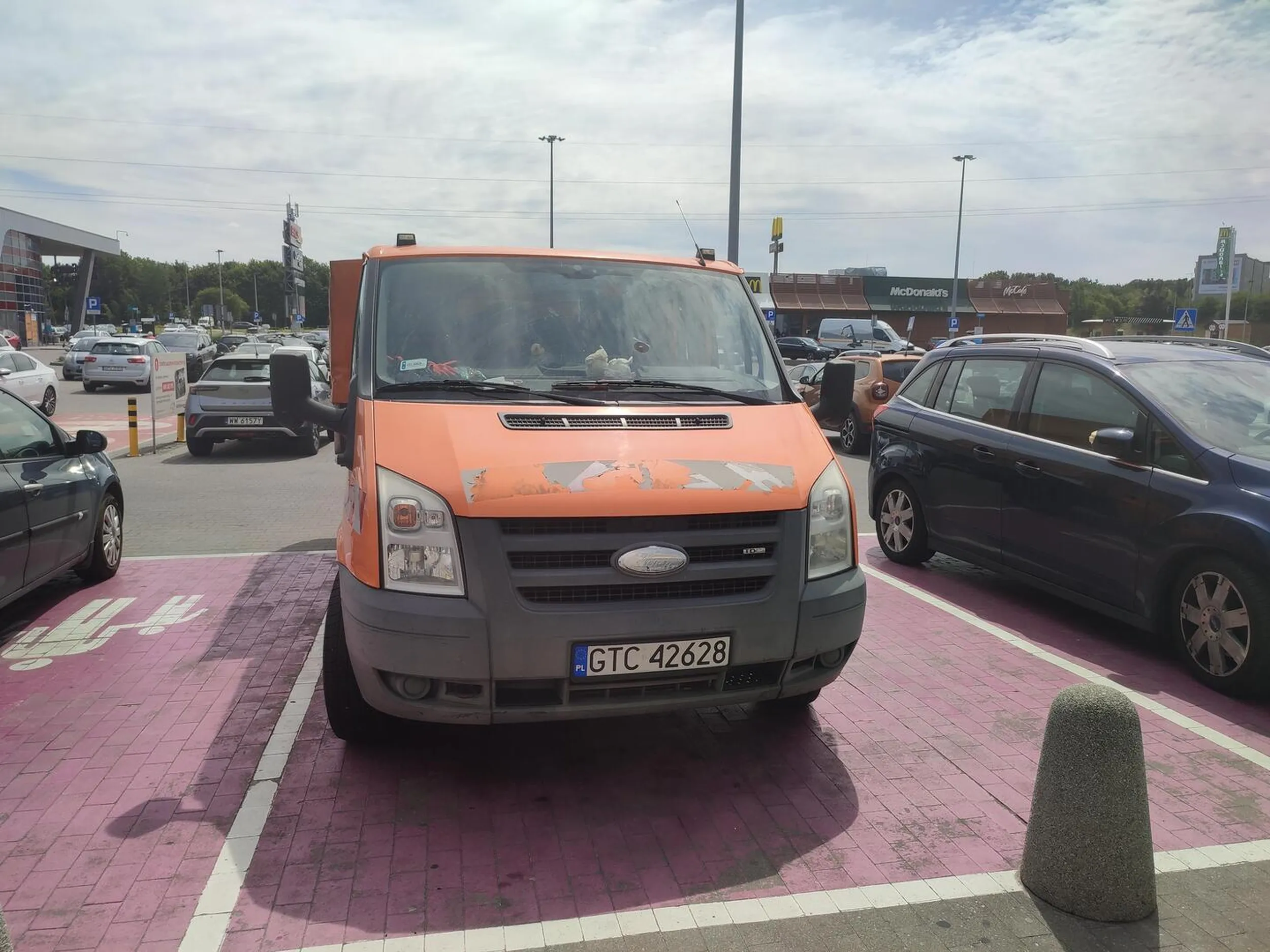 Kierowca nie respektuje miejsc specjalnych na parkingu- rodzin z dzieckiem