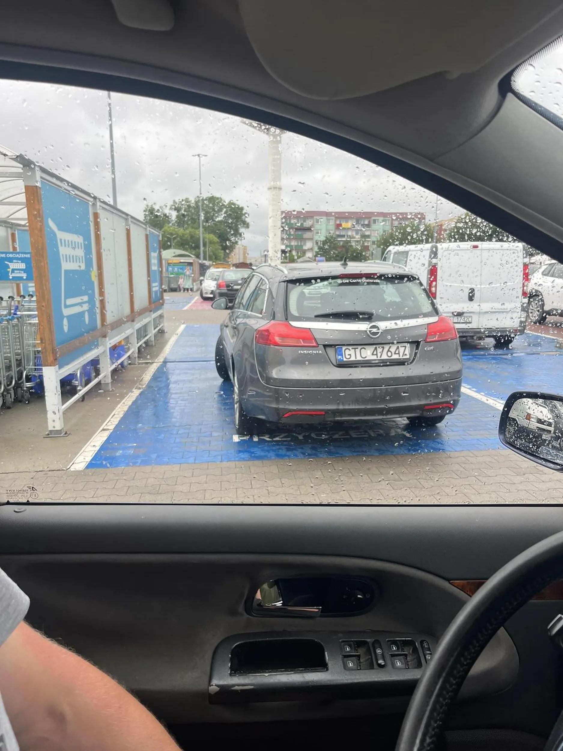 Staje swoją osobówką na miejscu parkingowym dla aut z przyczepą . Widać że z Tczewa