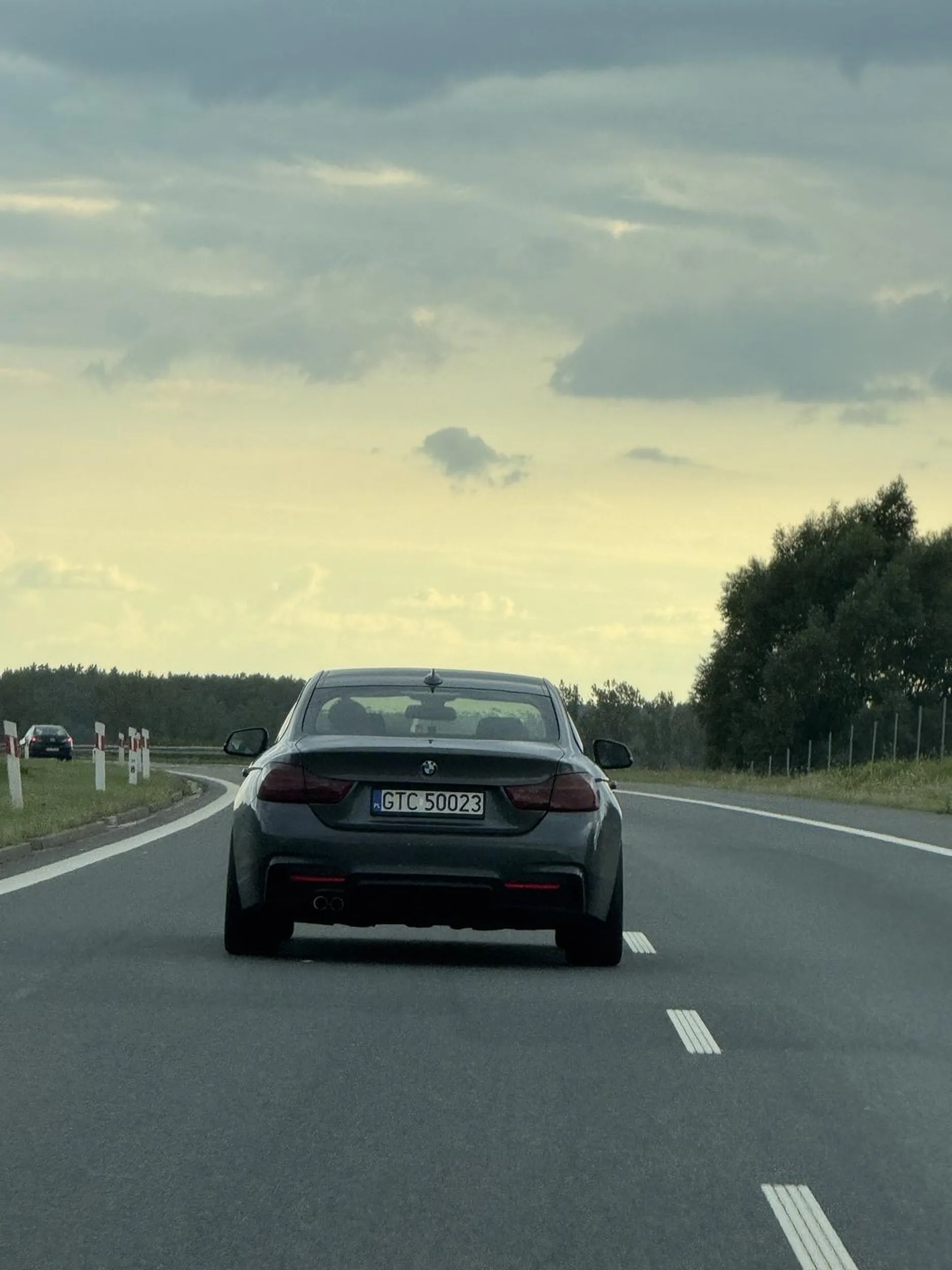 Siedzi na zderzaku, nawala długimi nie potrafi poruszać się autostradą. Typowy kierowca bmw