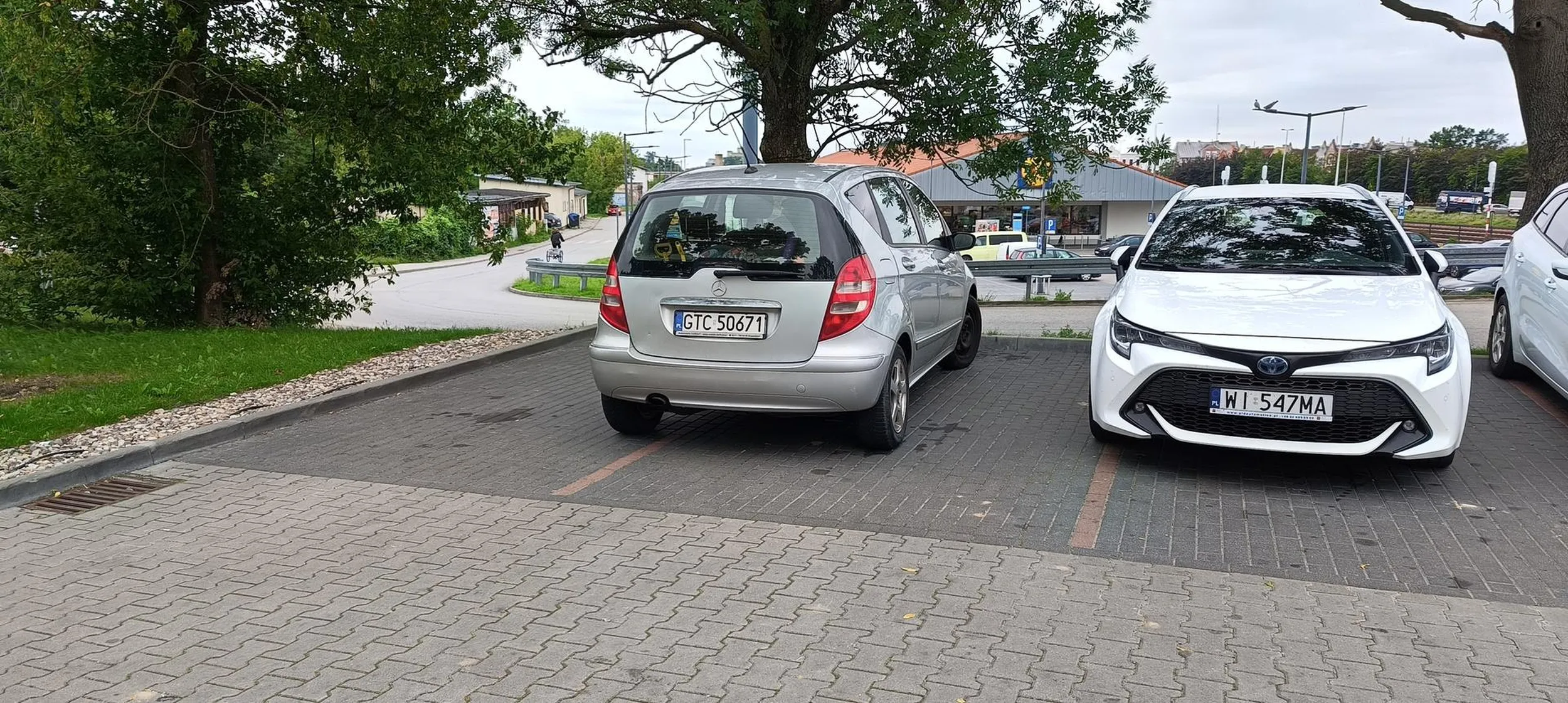 Może zamiast ignorować trąbienie oraz zwracanie uwagi o przepakowanie to włączysz myślenie i zamiast wydawać pieniądze w KFC zainwestujesz w siebie na naukę poprawnego parkowania?