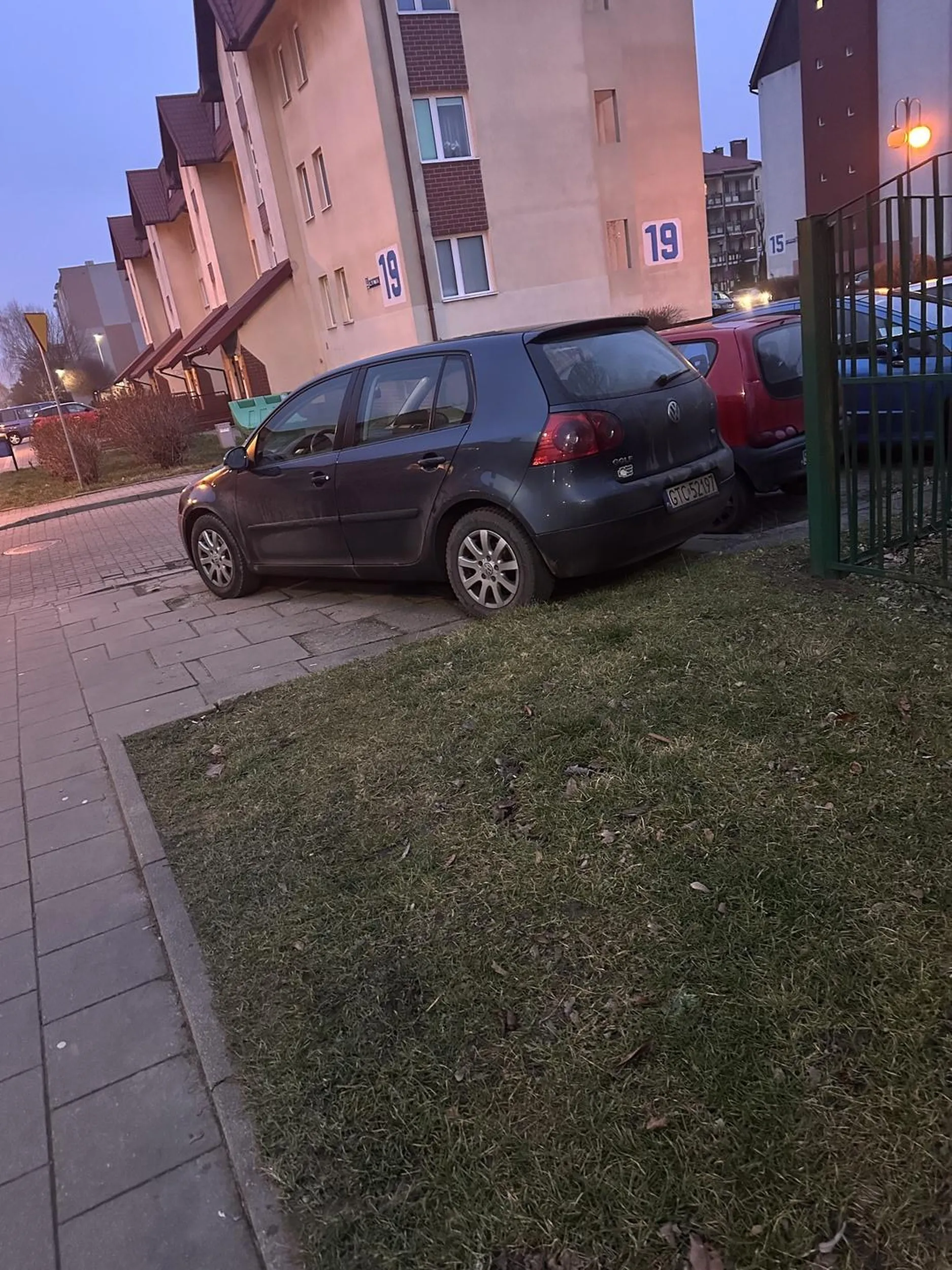 Notorycznie parkuje na chodniku. Przez takich właśnie kierowców chodniki wyglądają jak wyglądają.