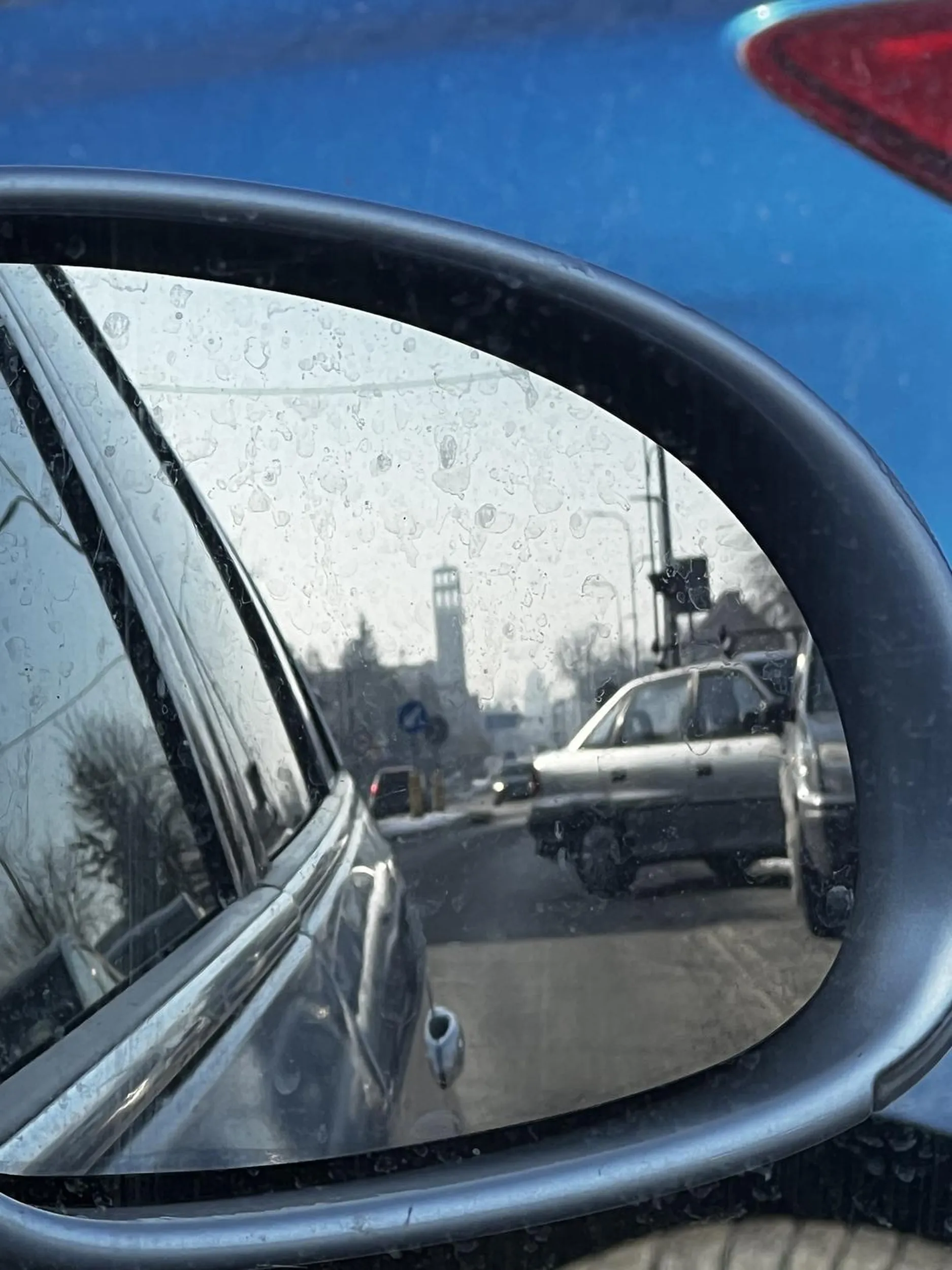 W pewnym wieku lepiej oddać prawo jazdy... Auto zaparkowane, jak widać na zdjęciu, bo czemu by nie... Autobus musiał czekać, aż ruch z naprzeciwka przejedzie, żeby móc kontynuować jazdę.