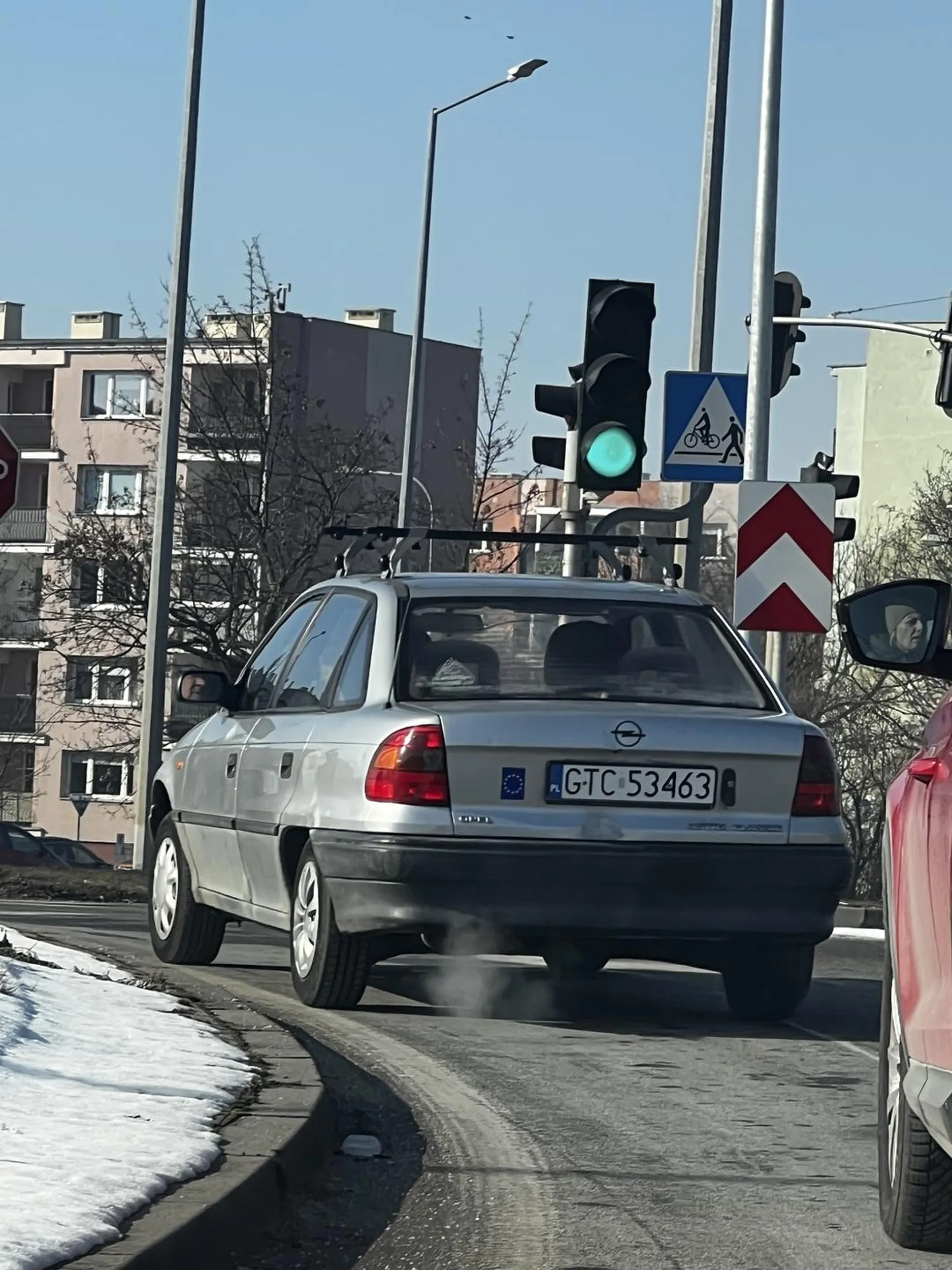 W pewnym wieku lepiej oddać prawo jazdy... Auto zaparkowane, jak widać na zdjęciu, bo czemu by nie... Autobus musiał czekać, aż ruch z naprzeciwka przejedzie, żeby móc kontynuować jazdę.