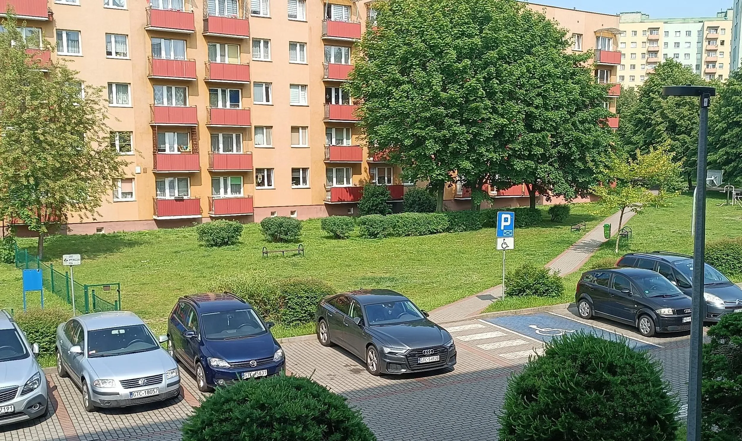 Baba zajmuje dwa miejsca na  parkingu osiedlowym zupełnie ignorując fakt, że inni nie mają gdzie parkować.