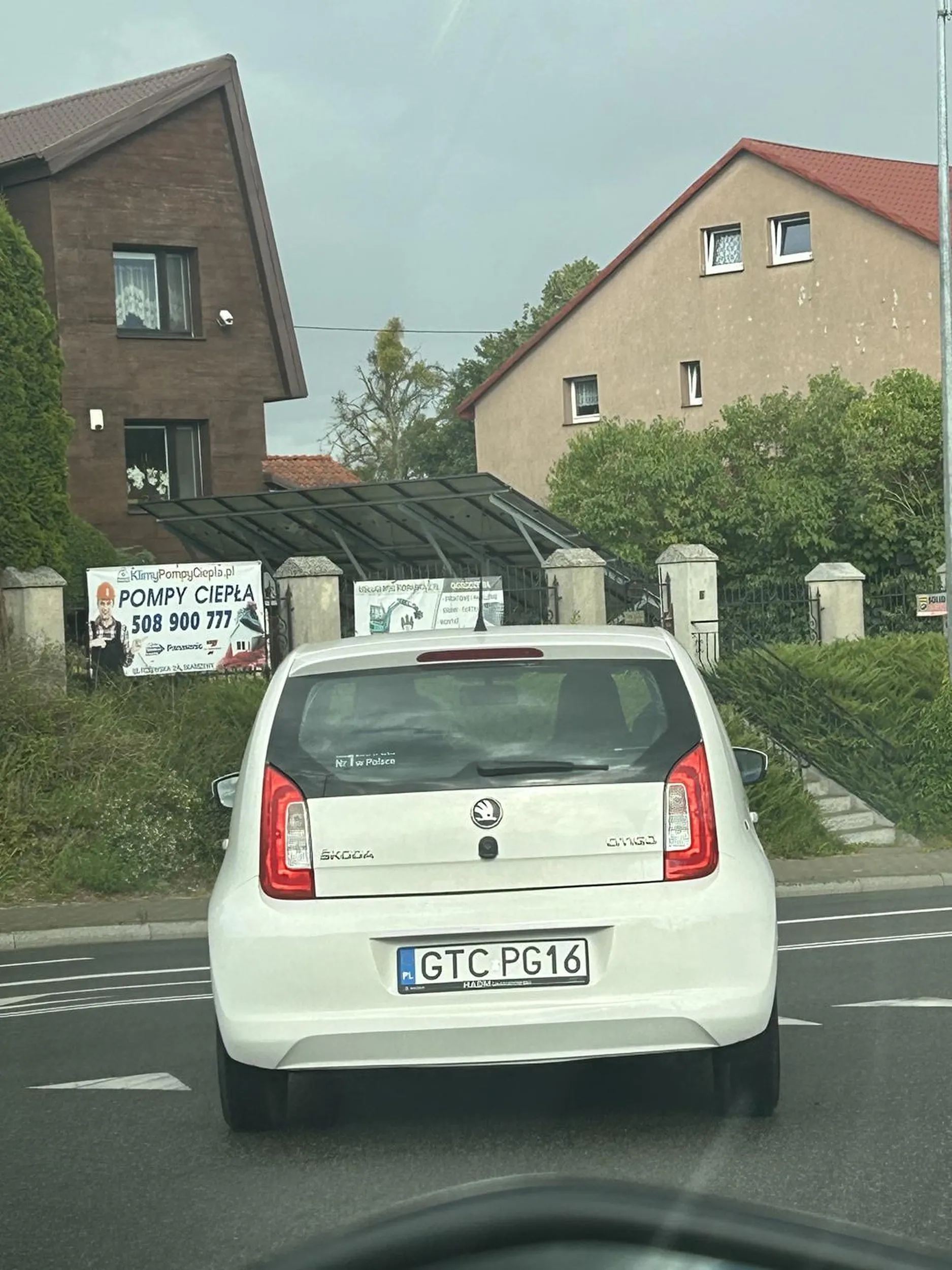 No mistrz prostej drogi, na zakrętach wręcz zatrzymywał się do zera! Uważać na mistrza kierownicy